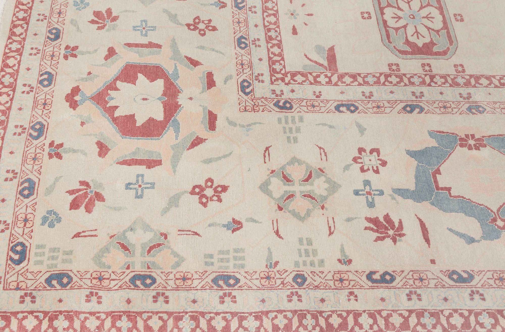 Entdecken Sie die Eleganz von Afghanistan Sultanabad mit Teppichen um 1990. Dieses exklusive Design aus Wolle und Elfenbeinrot ist perfekt, um Ihren Raum zu verschönern.
