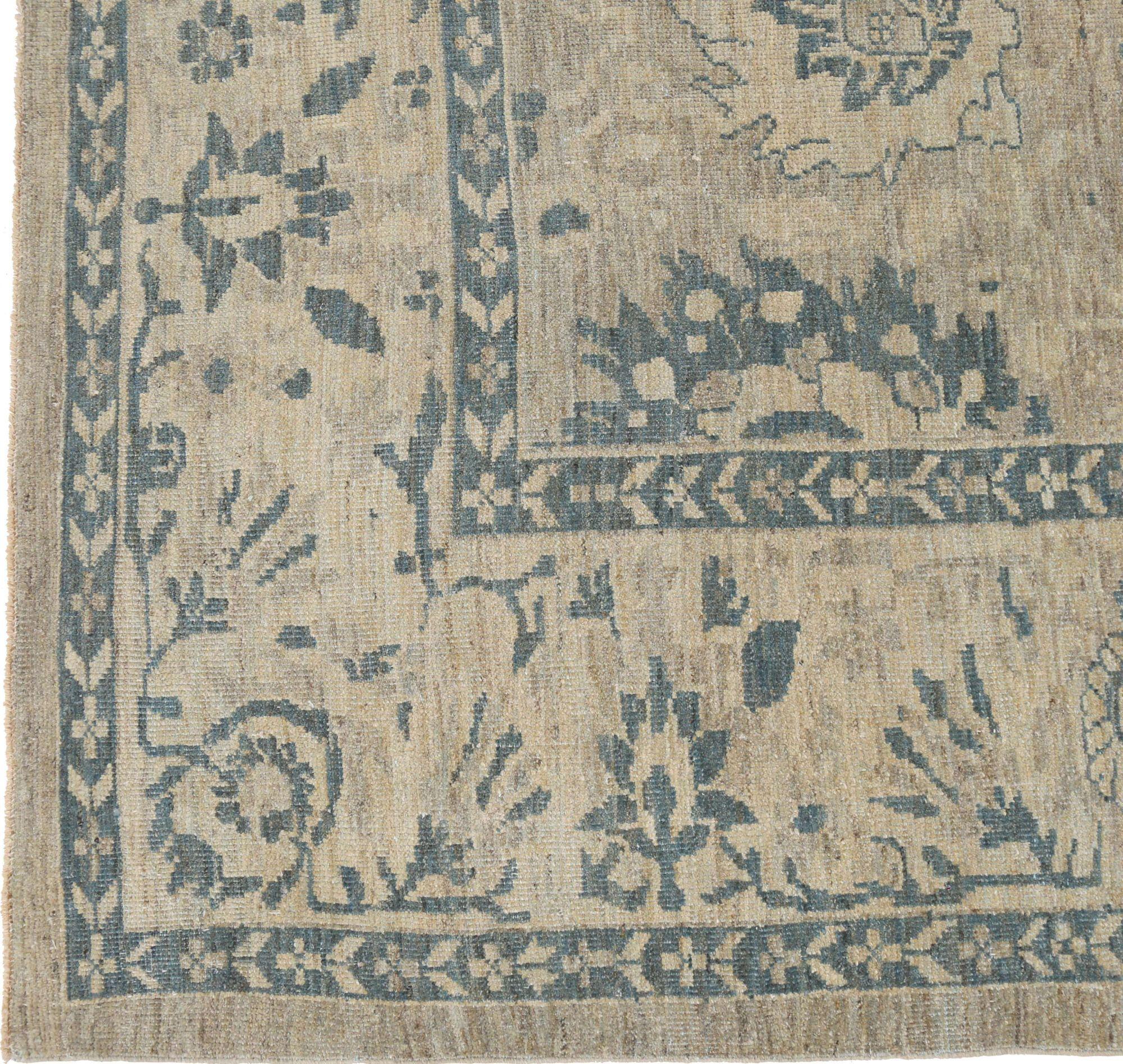 Entdecken Sie die Eleganz von Afghanistan Sultanabad mit Teppichen um 1990. Dieses exklusive Design aus Wolle und IvoryTaupe ist perfekt, um Ihren Raum zu verschönern.