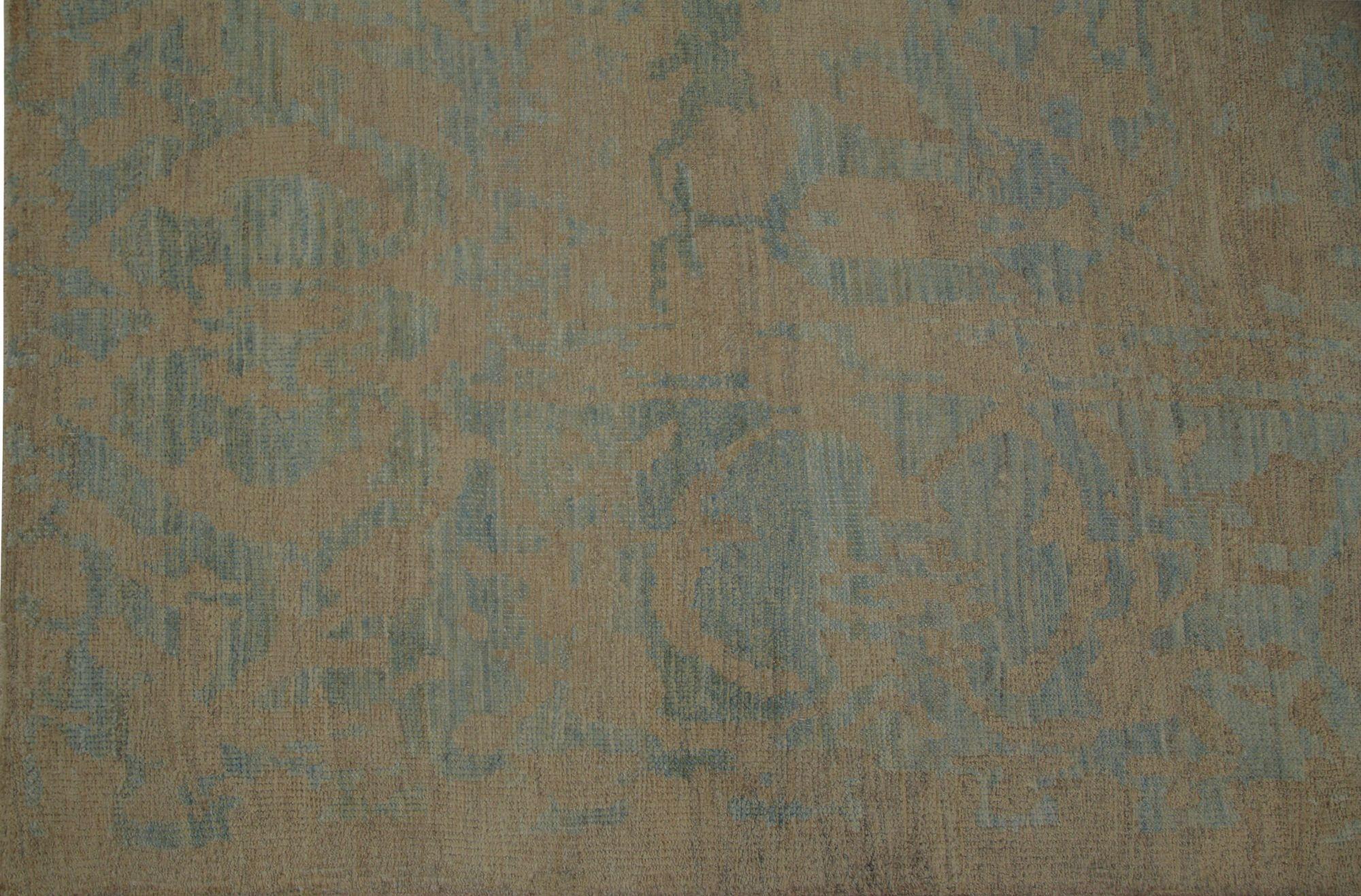 Découvrez l'élégance du tapis Sultanabad d'Afghanistan de Circa 1990. Conçu avec de la laine et du BlueBrownGray, ce design exclusif est parfait pour mettre en valeur votre espace.