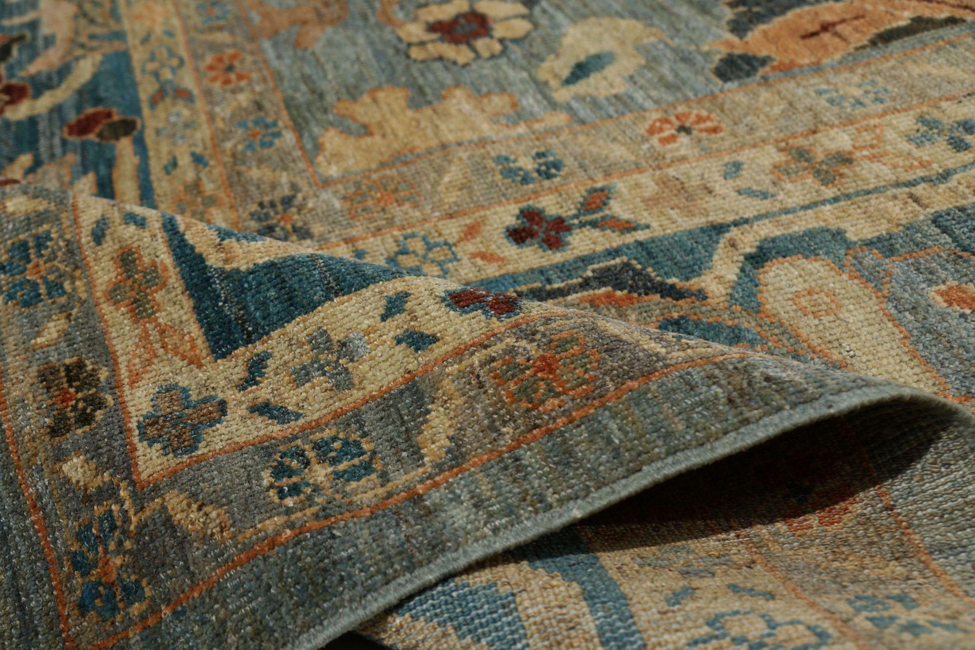 Entdecken Sie die Eleganz des afghanischen Sultanabad-Teppichs in Übergröße aus der Zeit um 1990. Dieses exklusive Design aus Wolle und Blau ist perfekt, um Ihren Raum zu verschönern.
