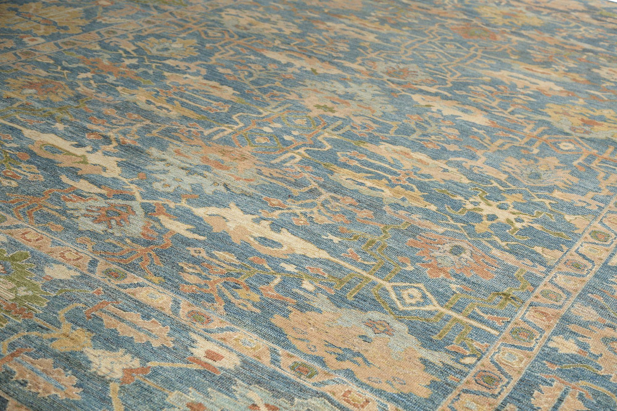 Entdecken Sie die Eleganz des afghanischen Sultanabad-Teppichs in Übergröße aus der Zeit um 1990. Dieses exklusive Design aus Wolle und Blau ist perfekt, um Ihren Raum zu verschönern.