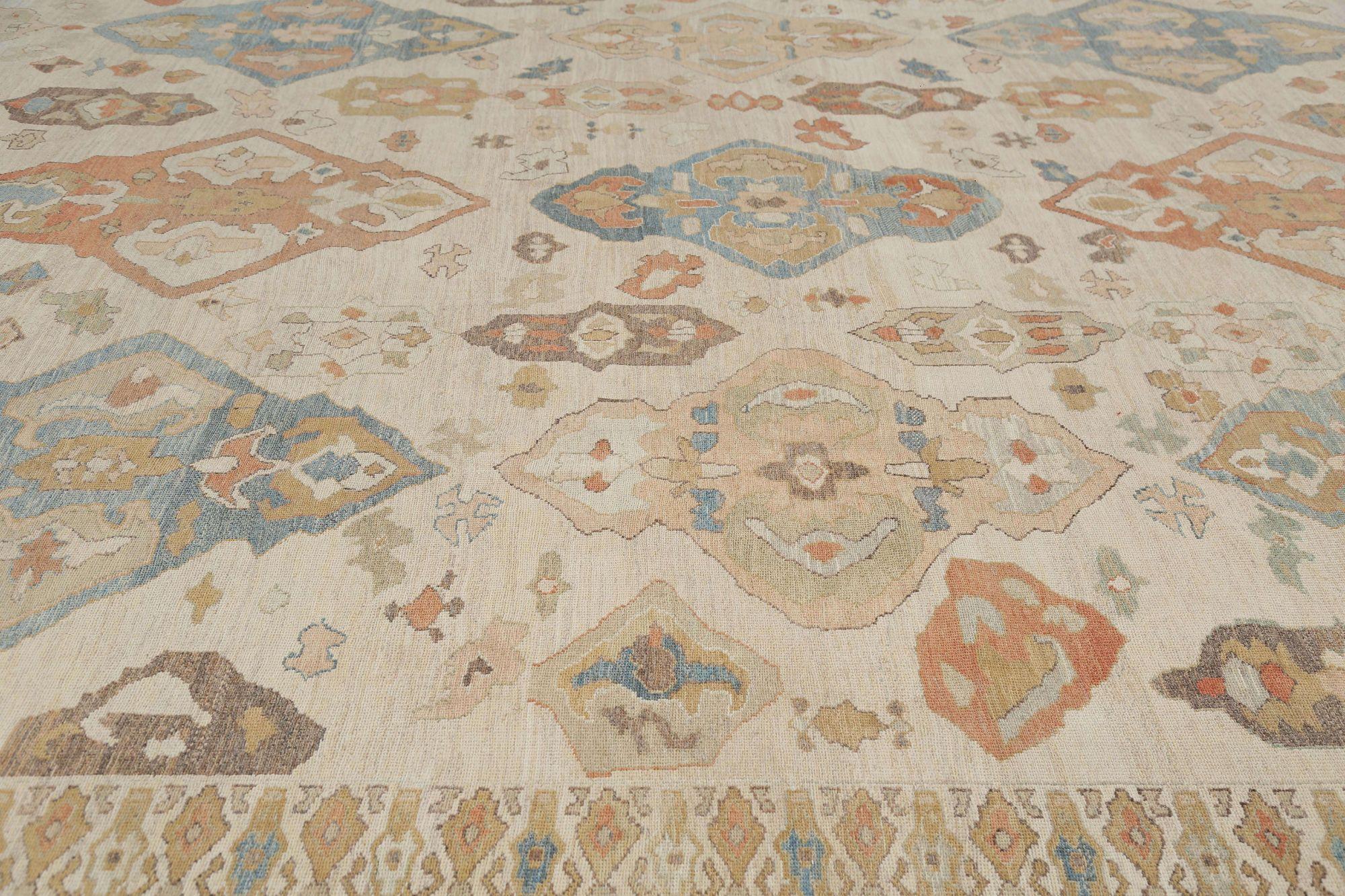 Entdecken Sie die Eleganz des afghanischen Sultanabad-Teppichs in Übergröße aus der Zeit um 1990. Dieses exklusive Design aus Wolle und Blau-Elfenbein-Rot ist perfekt, um Ihren Raum zu verschönern.