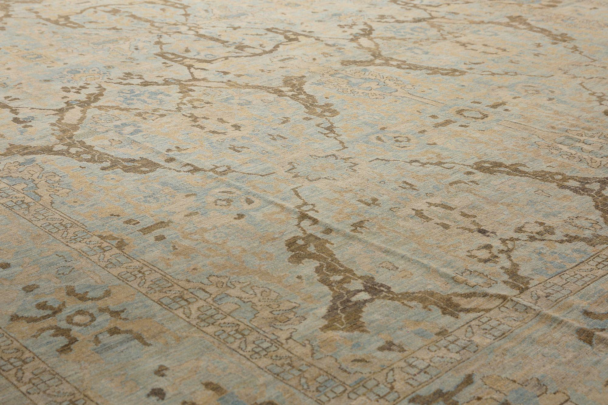 Scopri l'eleganza dell'Afghanistan Sultanabad Rugs, un tappeto over size del 1990. Progettato con lana e sfumature marroni di grigio/argento-tortora, questo design esclusivo è perfetto per valorizzare il tuo spazio.