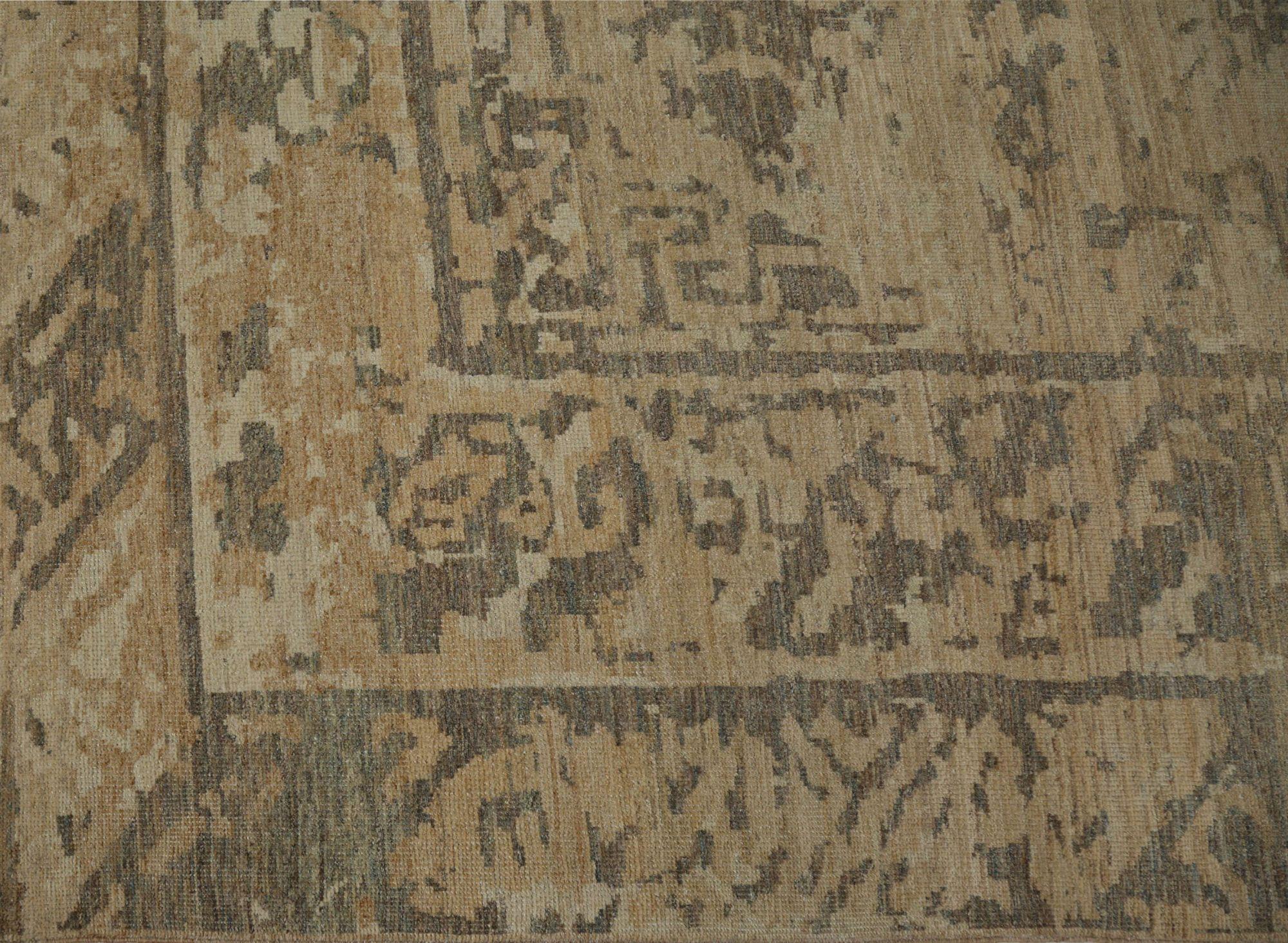 Entdecken Sie die Eleganz des afghanischen Sultanabad-Teppichs in Übergröße aus der Zeit um 1990. Dieses exklusive Design aus Wolle und BrownTaupe ist perfekt, um Ihren Raum zu verschönern.