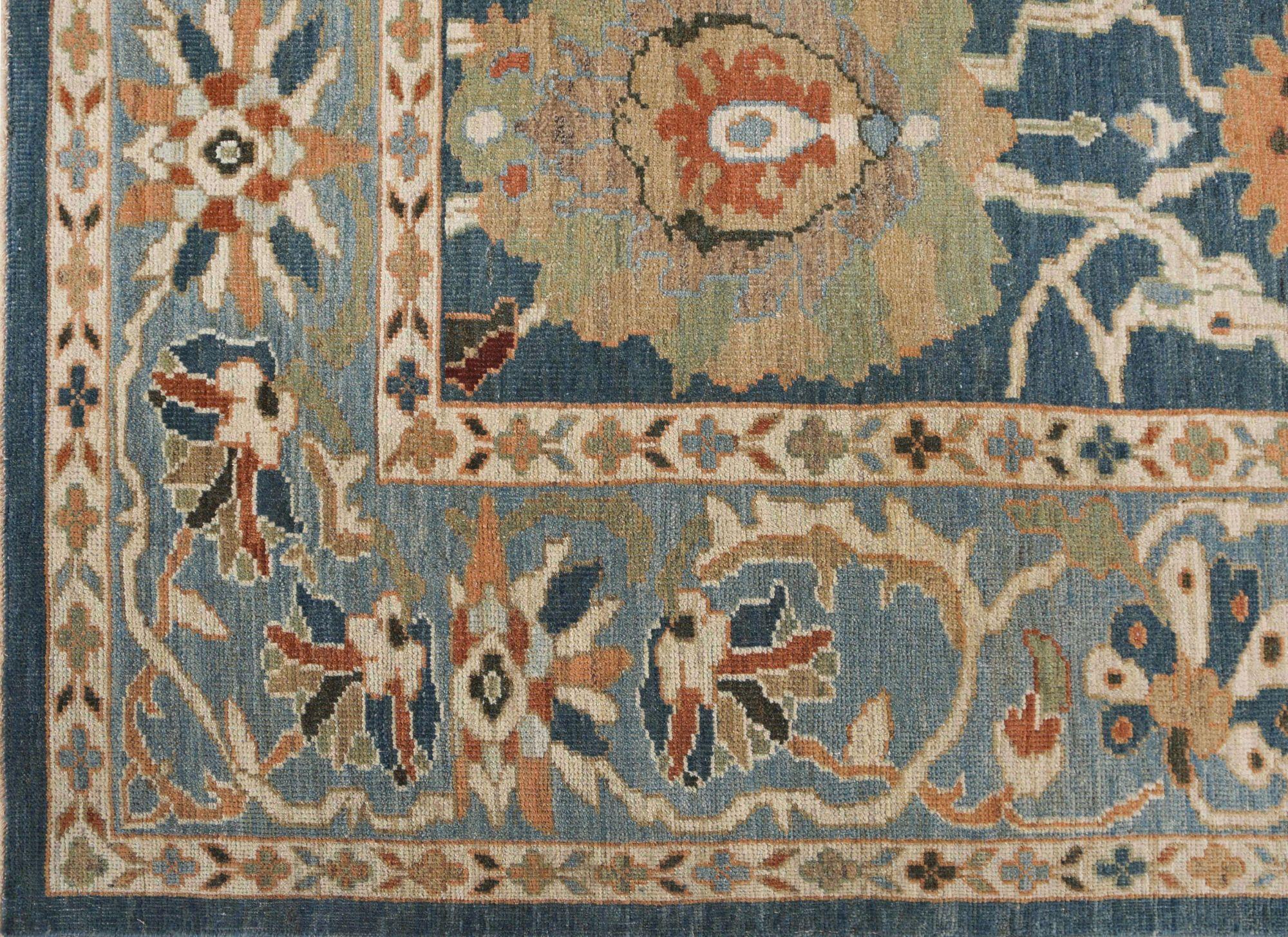 Entdecken Sie die Eleganz des afghanischen Sultanabad-Teppichs in Übergröße aus der Zeit um 1990. Dieses exklusive Design aus Wolle und Grau ist perfekt, um Ihren Raum zu verschönern.