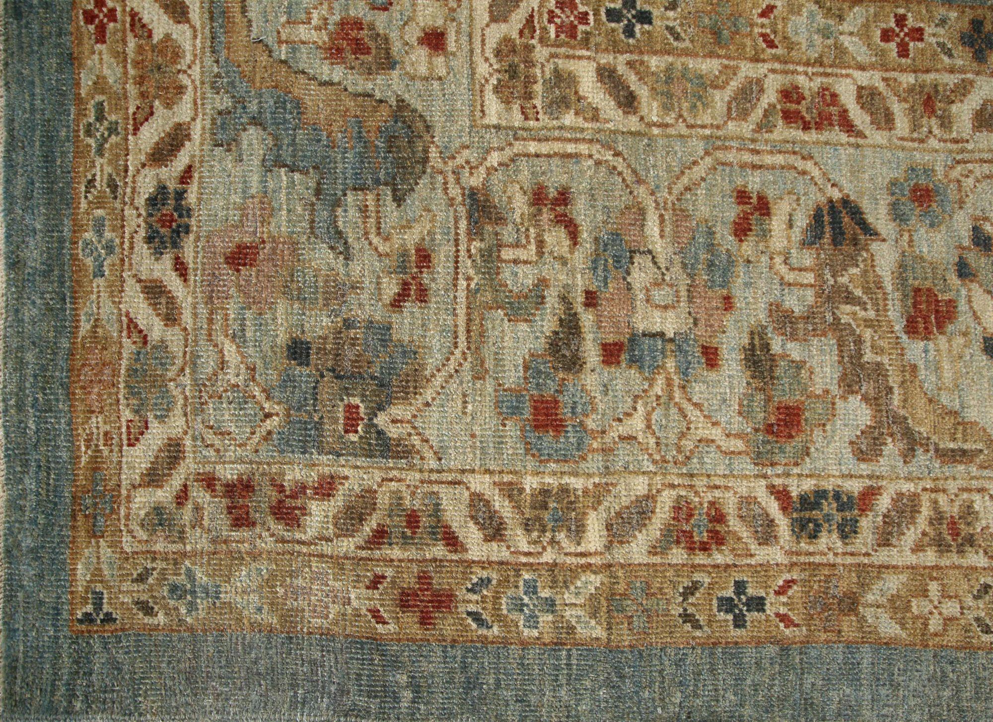 Entdecken Sie die Eleganz des afghanischen Sultanabad-Teppichs in Übergröße aus der Zeit um 1990. Dieses exklusive Design aus Wolle und Grau ist perfekt, um Ihren Raum zu verschönern.