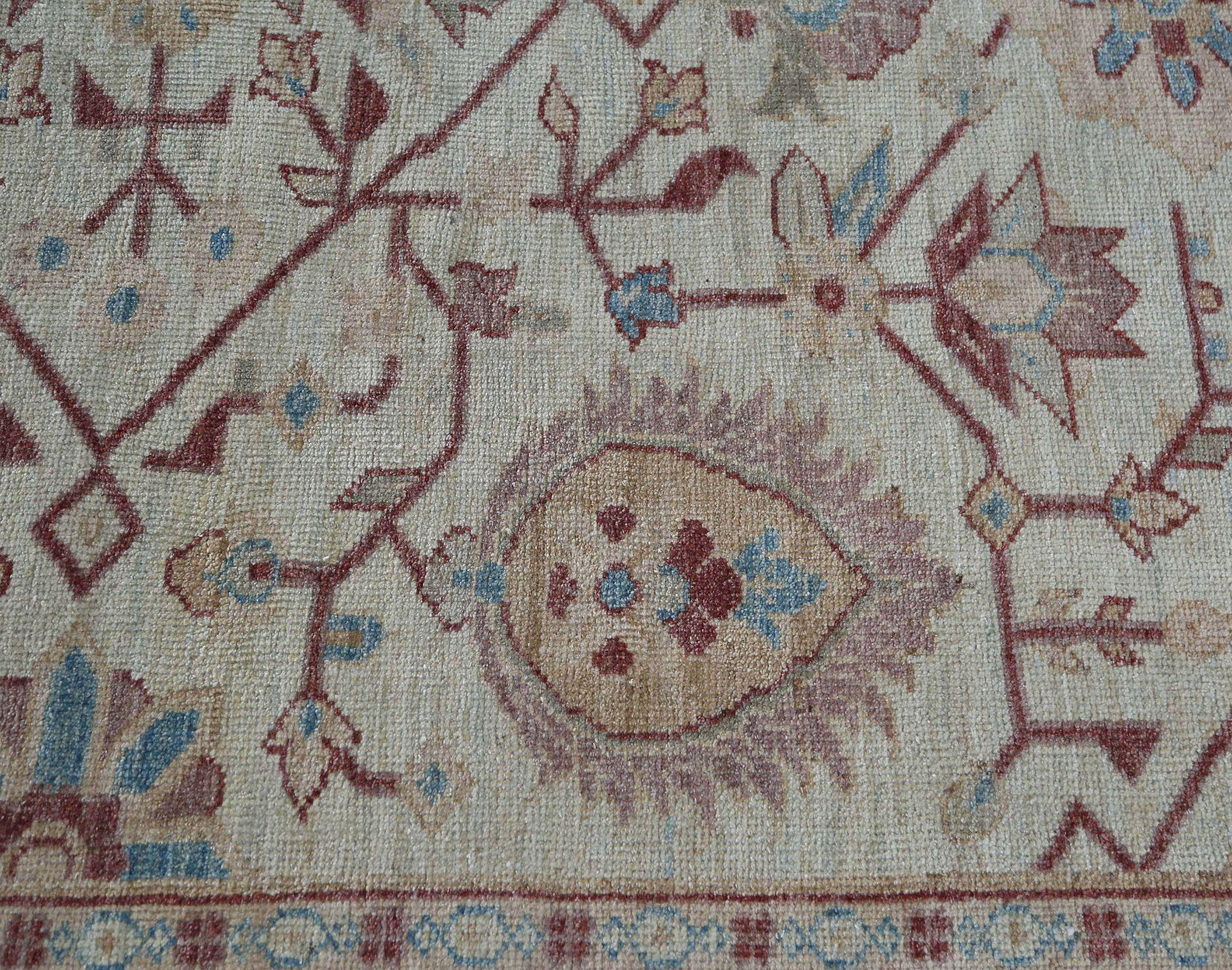 Entdecken Sie die Eleganz des afghanischen Sultanabad-Teppichs in Übergröße aus der Zeit um 1990. Dieses exklusive Design aus Wolle und Elfenbein ist perfekt, um Ihren Raum zu verschönern.