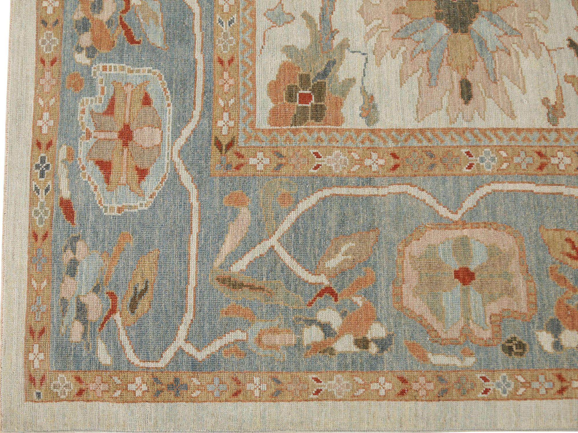 Entdecken Sie die Eleganz des afghanischen Sultanabad-Teppichs in Übergröße aus der Zeit um 1990. Dieses exklusive Design aus Wolle und Elfenbein ist perfekt, um Ihren Raum zu verschönern.