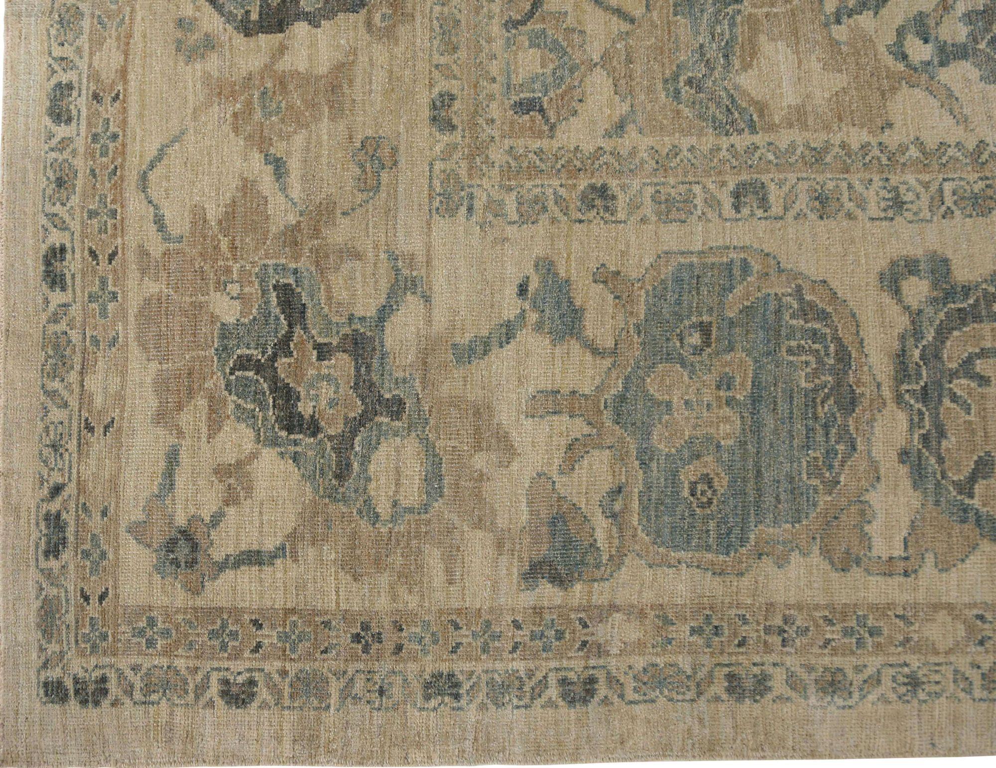 Entdecken Sie die Eleganz des afghanischen Sultanabad-Teppichs in Übergröße aus der Zeit um 1990. Dieses exklusive Design aus Wolle und Elfenbein ist perfekt, um Ihren Raum zu verschönern.