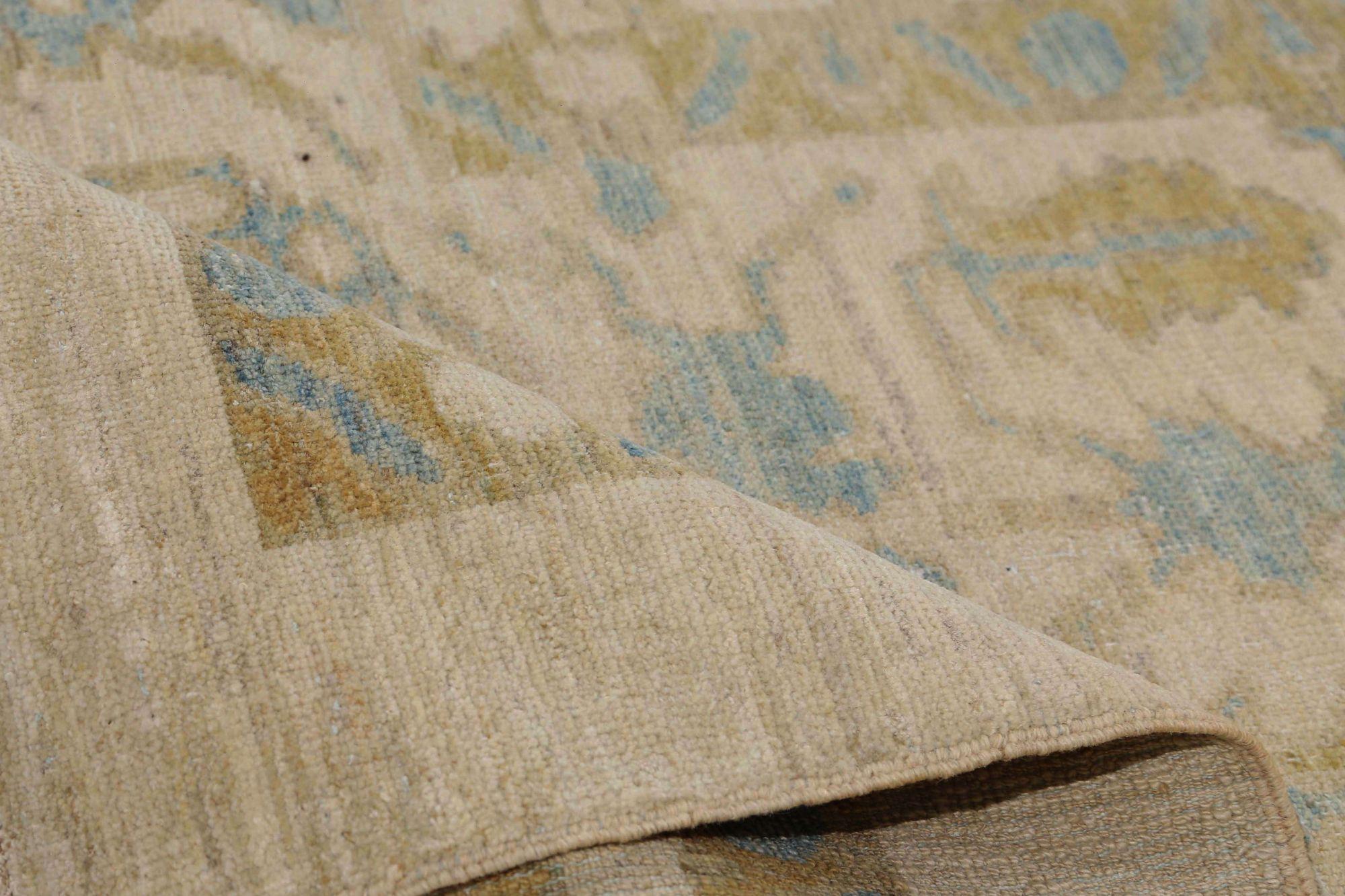 Scopri l'eleganza dell'Afghanistan Sultanabad Rugs, un tappeto over size del 1990. Progettato con lana e avorio, questo design esclusivo è perfetto per valorizzare il tuo spazio.