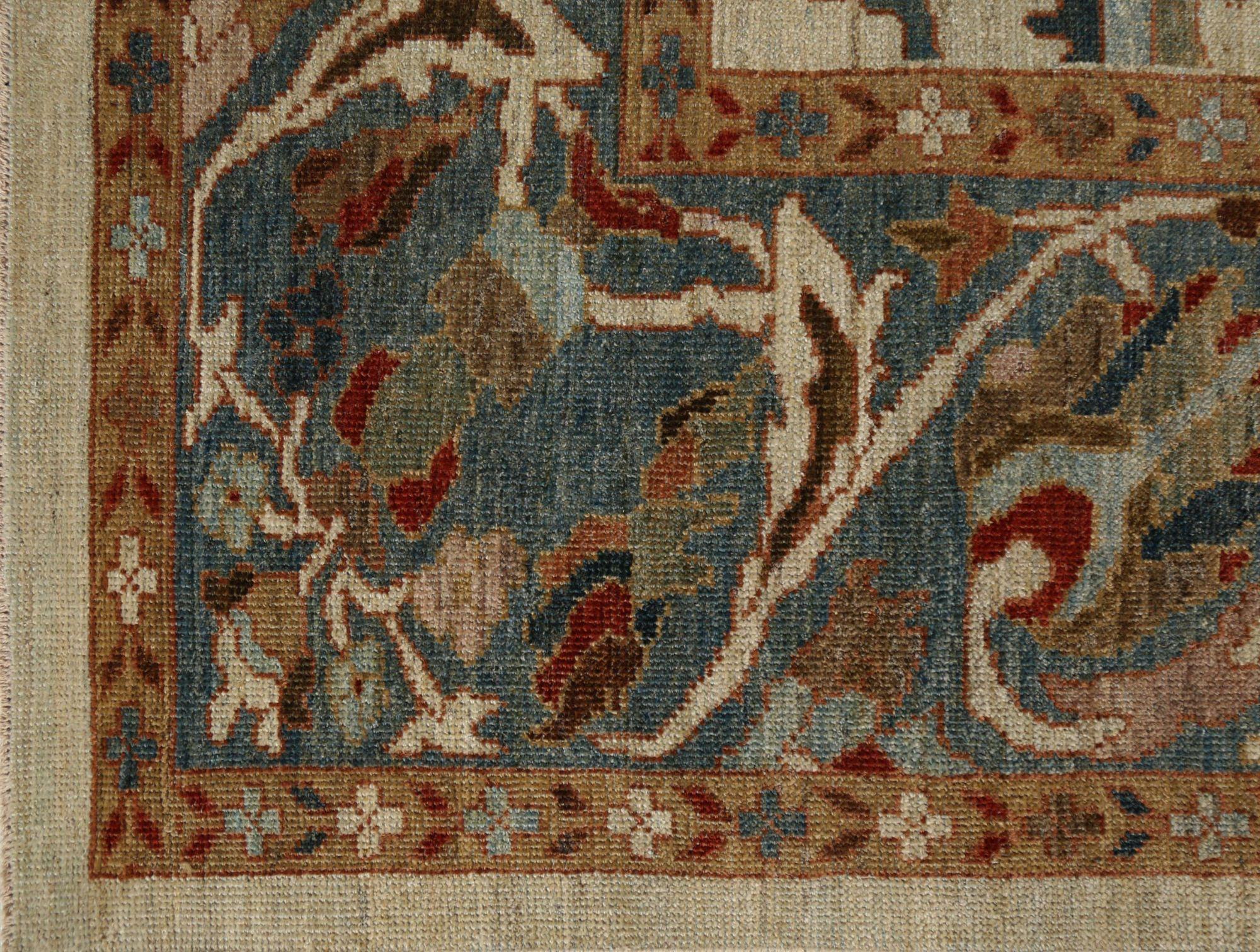 Entdecken Sie die Eleganz des afghanischen Sultanabad-Teppichs in Übergröße aus der Zeit um 1990. Dieses exklusive Design aus Wolle und Elfenbein ist perfekt, um Ihren Raum zu verschönern.