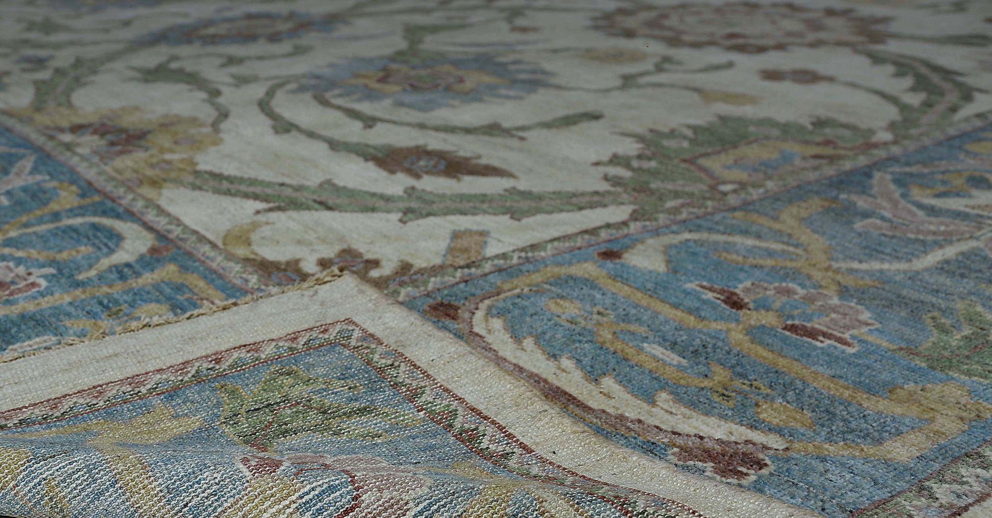 Entdecken Sie die Eleganz des afghanischen Sultanabad-Teppichs in Übergröße aus der Zeit um 1990. Dieses exklusive Design aus Wolle und Elfenbein ist perfekt, um Ihren Raum zu verschönern.