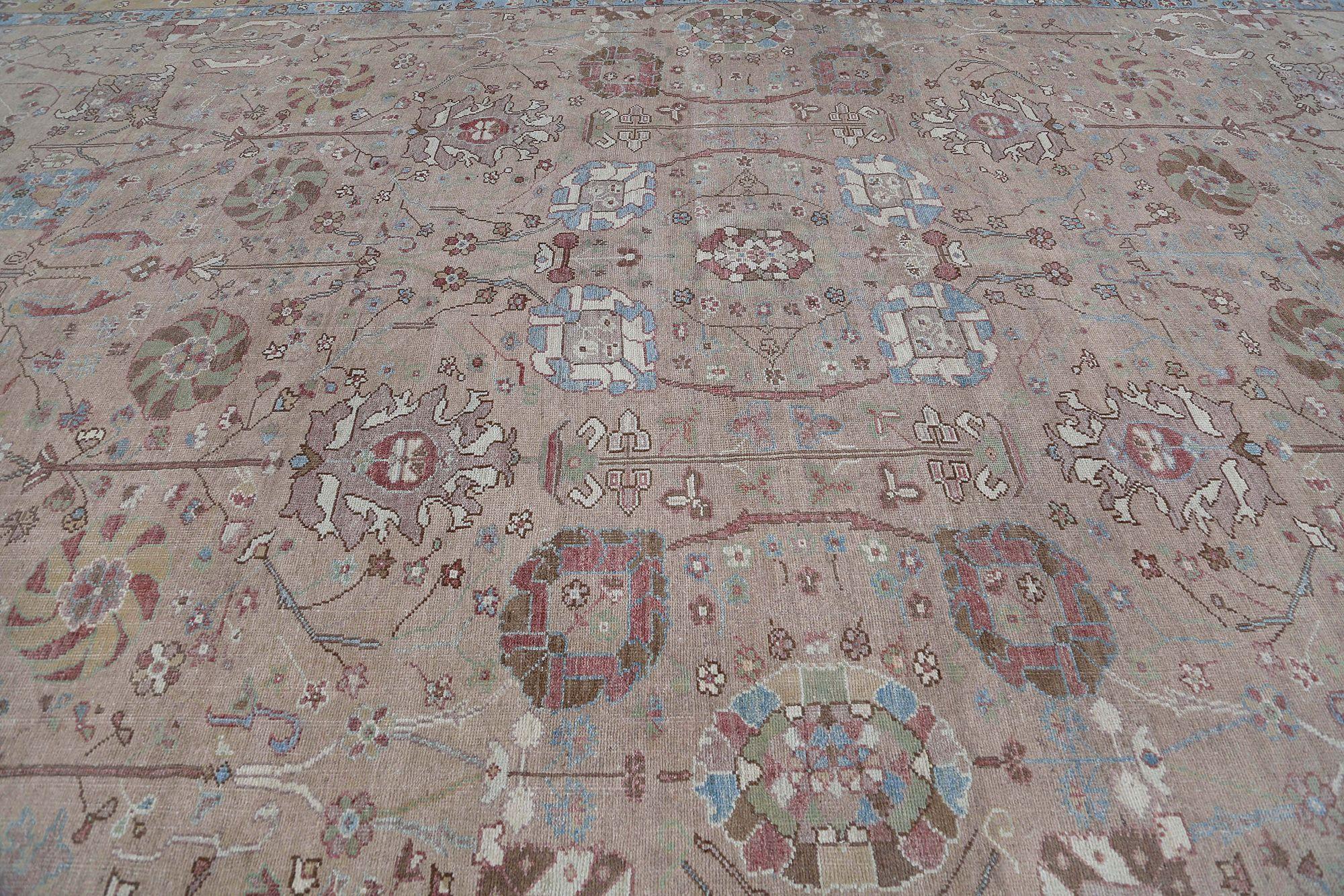 Entdecken Sie die Eleganz des afghanischen Sultanabad-Teppichs in Übergröße aus der Zeit um 1990. Dieses exklusive Design aus Wolle und Elfenbeinrosa ist perfekt, um Ihren Raum zu verschönern.
