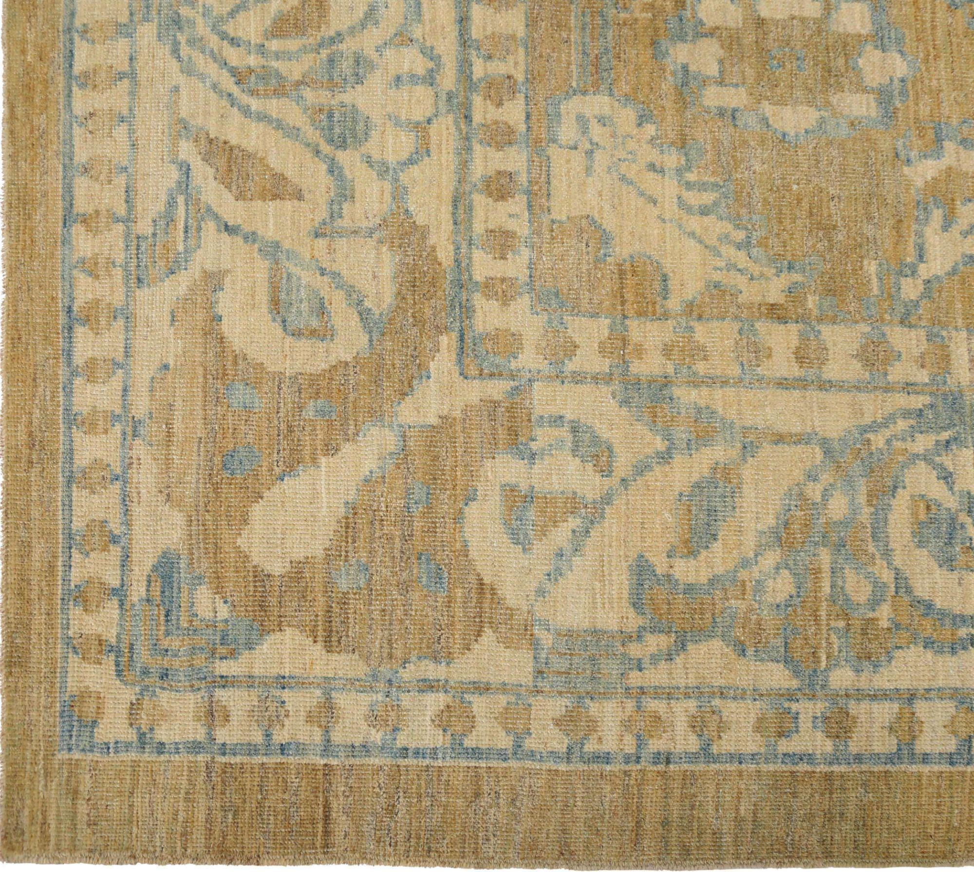 Scopri l'eleganza dell'Afghanistan Sultanabad Rugs, un tappeto over size del 1990. Progettato con lana e giallo avorio, questo design esclusivo è perfetto per valorizzare il tuo spazio.