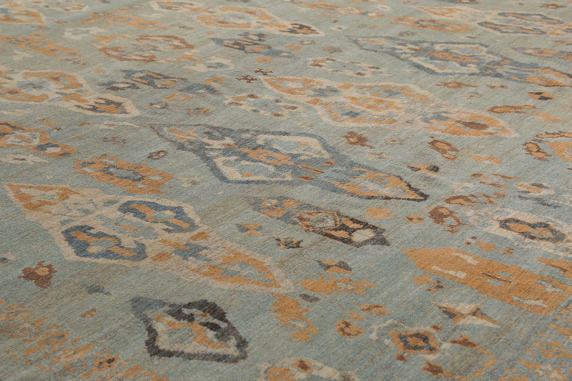 Entdecken Sie die Eleganz des afghanischen Sultanabad-Teppichs in Übergröße aus der Zeit um 1990. Dieses exklusive Design aus Wolle und Hellblau-Orange ist perfekt, um Ihren Raum zu verschönern.