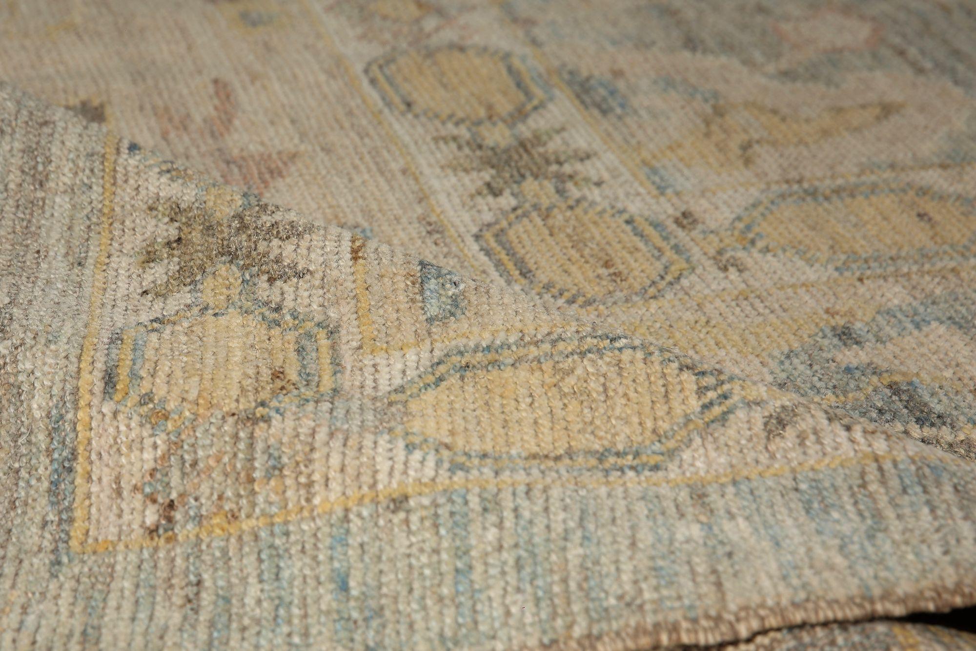 Découvrez l'élégance du tapis Sultanabad d'Afghanistan de Circa 1990. Conçu avec de la laine et du Design/One Light-Light, ce design exclusif est parfait pour mettre en valeur votre espace.