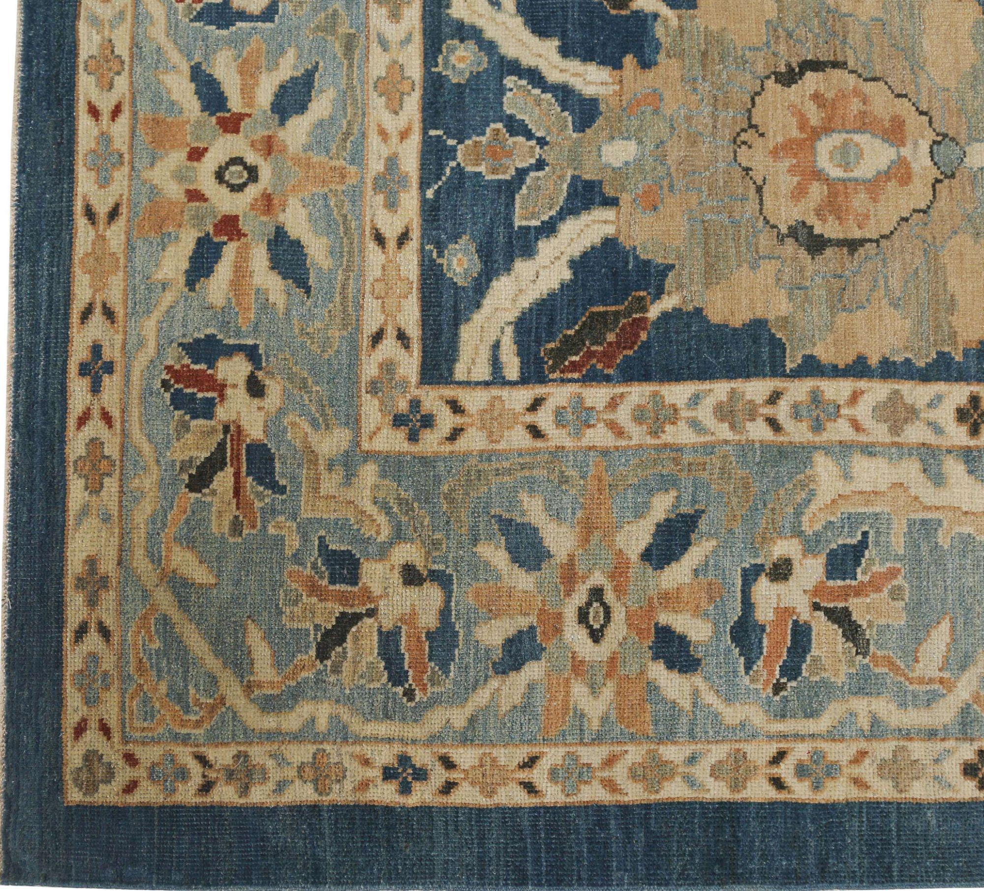 Descubre la elegancia de la alfombra afgana Sultanabad Rugs de tamaño grande de circa 1990. Diseñado con lana y azul marino, este diseño exclusivo es perfecto para realzar tu espacio.