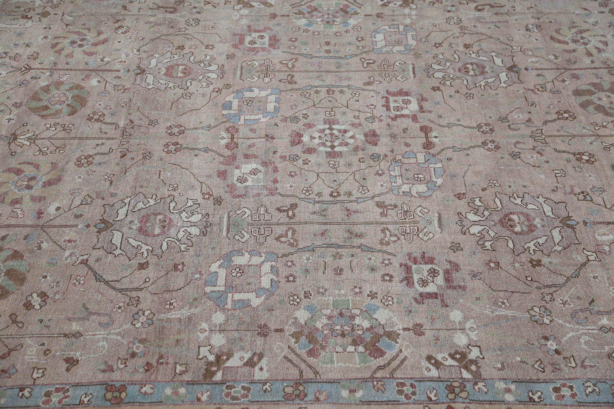 Entdecken Sie die Eleganz des afghanischen Sultanabad-Teppichs in Übergröße aus der Zeit um 1990. Dieses exklusive Design aus Wolle und Taupe ist perfekt, um Ihren Raum zu verschönern.