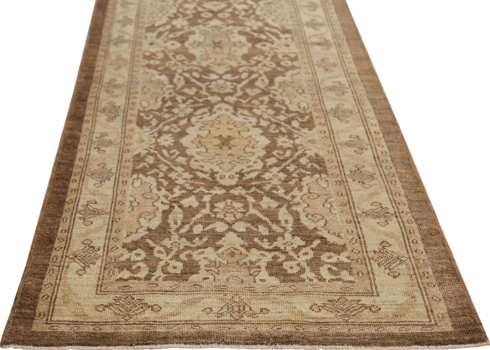 Entdecken Sie die Eleganz des afghanischen Sultanabad-Teppichs mit Läufer um 1990. Dieses exklusive Design aus Wolle und Braun-Elfenbein ist perfekt, um Ihren Raum zu verschönern.