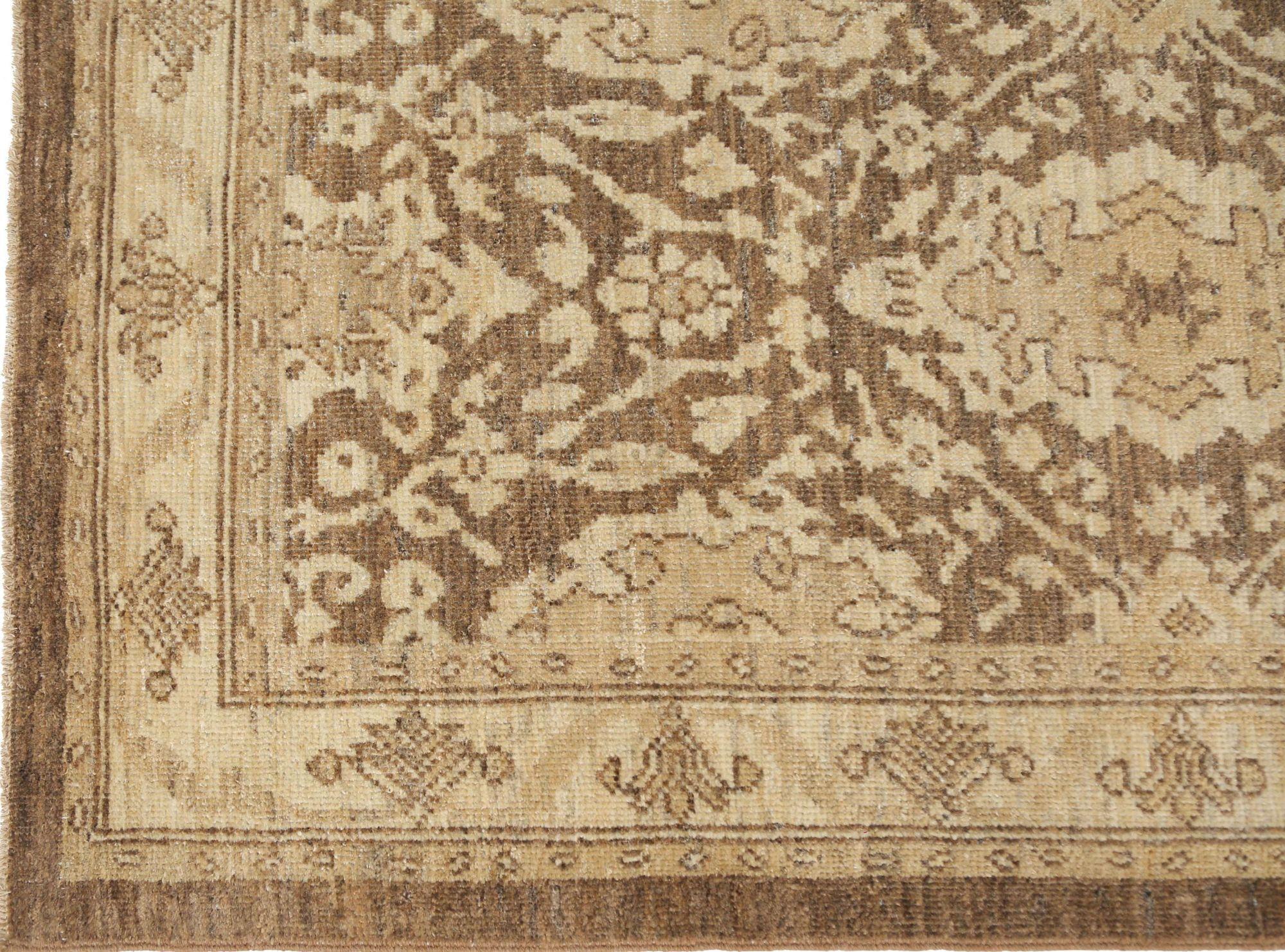 Entdecken Sie die Eleganz des afghanischen Sultanabad-Teppichs mit Läufer um 1990. Dieses exklusive Design aus Wolle und Braun-Elfenbein ist perfekt, um Ihren Raum zu verschönern.