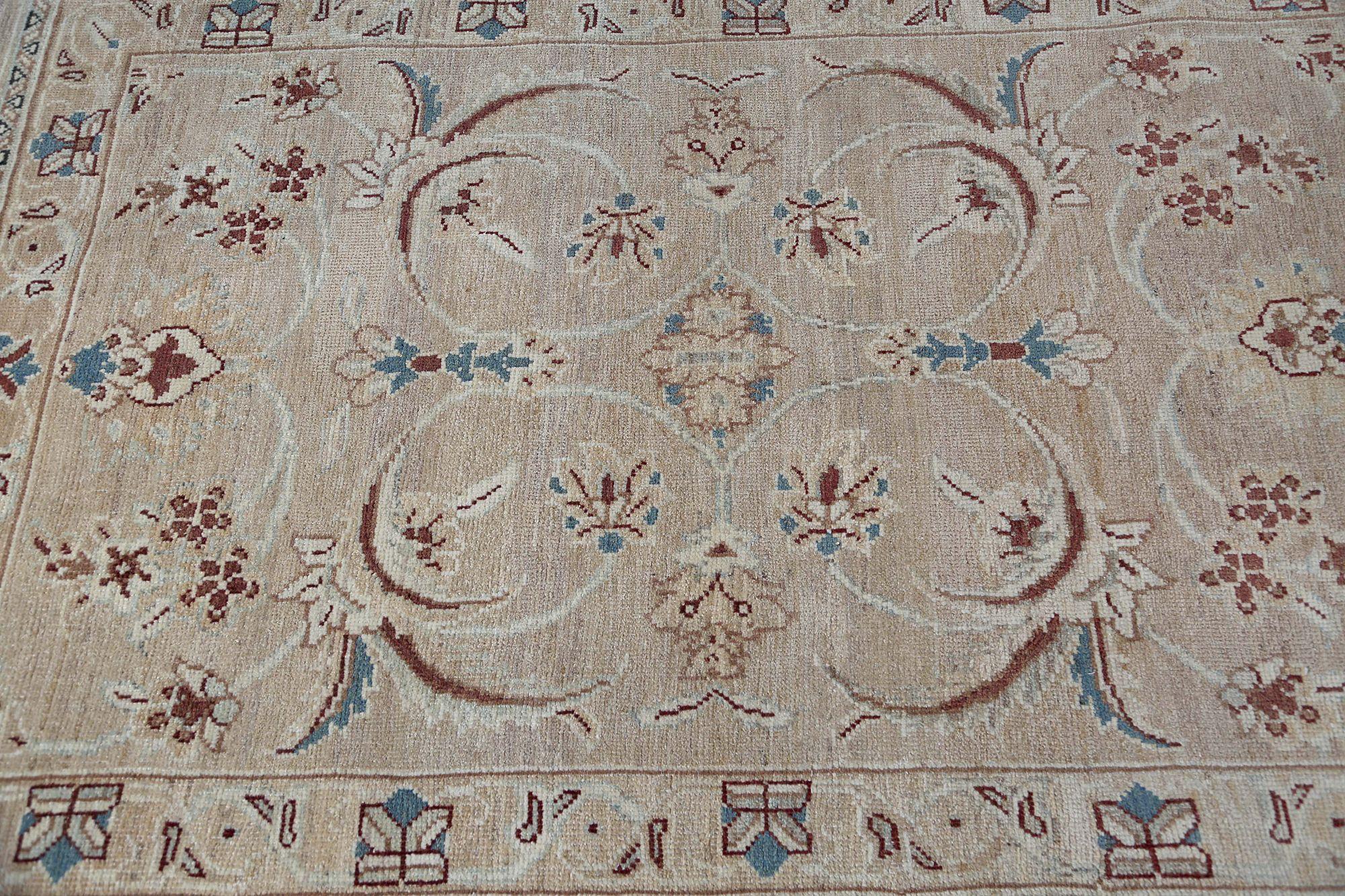 Entdecken Sie die Eleganz des afghanischen Sultanabad-Teppichs mit Läufer um 1990. Dieses exklusive Design aus Wolle und Braun-Elfenbein ist perfekt, um Ihren Raum zu verschönern.