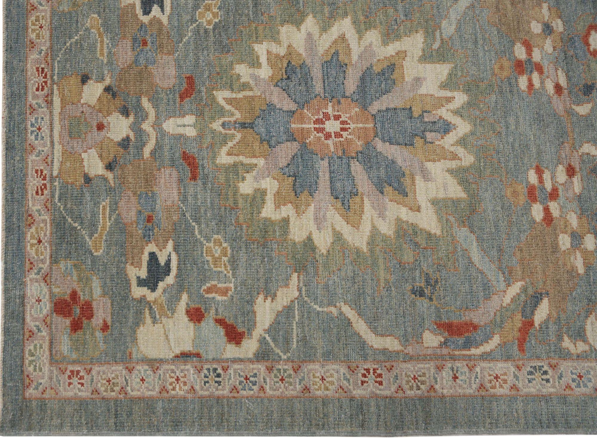 Entdecken Sie die Eleganz des afghanischen Sultanabad-Teppichs mit Läufer um 1990. Dieses exklusive Design aus Wolle und Grau ist perfekt, um Ihren Raum zu verschönern.