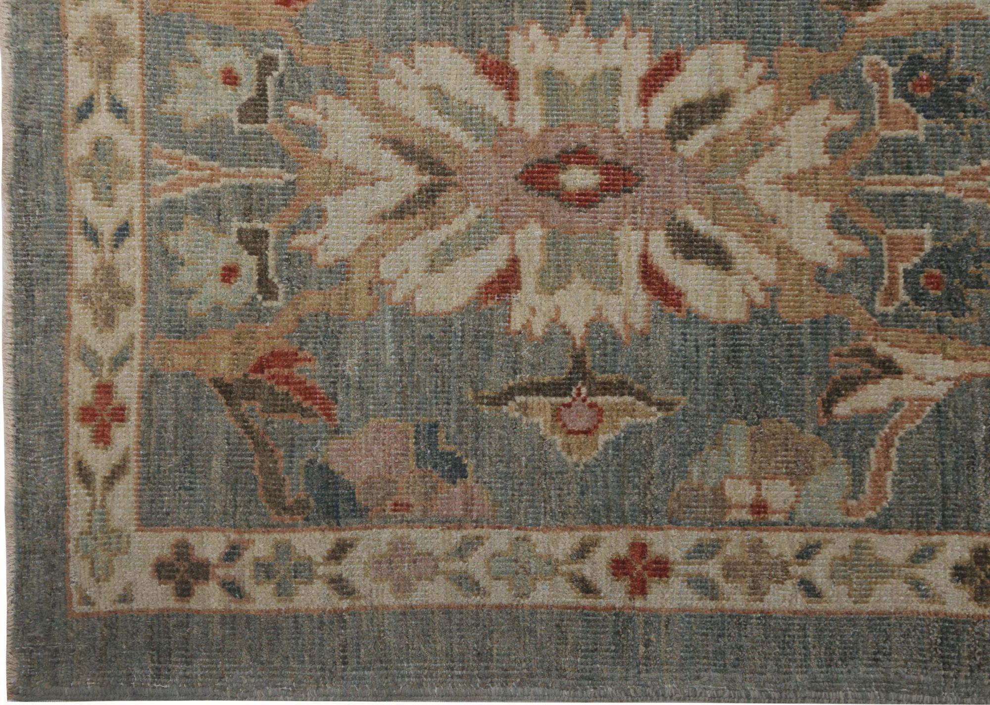 Entdecken Sie die Eleganz des afghanischen Sultanabad-Teppichs mit Läufer um 1990. Dieses exklusive Design aus Wolle und Grau ist perfekt, um Ihren Raum zu verschönern.