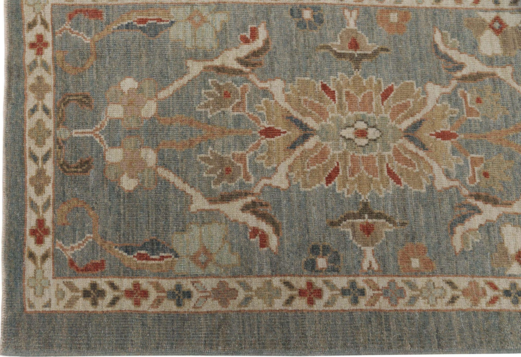Entdecken Sie die Eleganz des afghanischen Sultanabad-Teppichs mit Läufer um 1990. Dieses exklusive Design aus Wolle und Grau ist perfekt, um Ihren Raum zu verschönern.