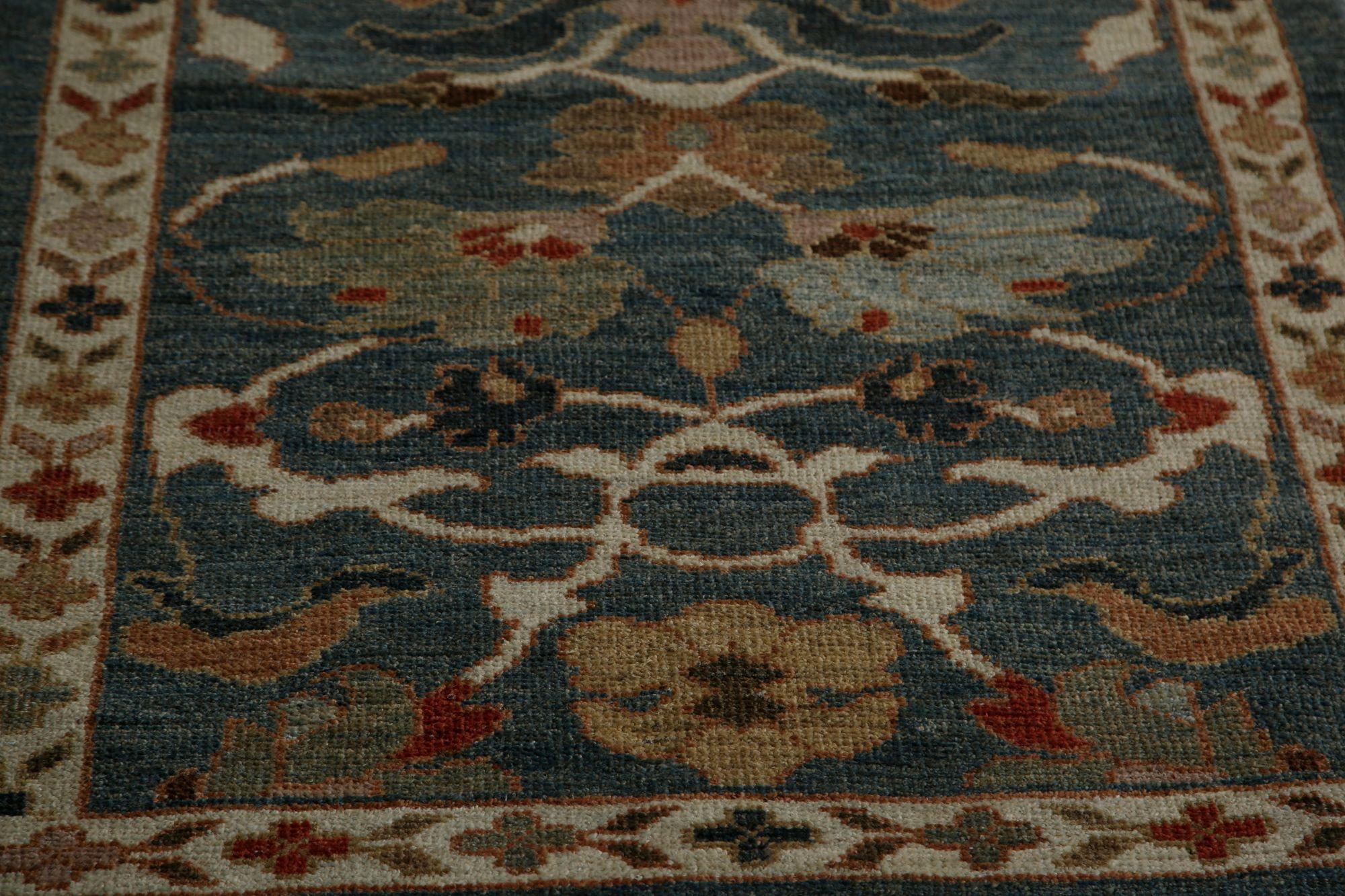 Entdecken Sie die Eleganz des afghanischen Sultanabad-Teppichs mit Läufer um 1990. Dieses exklusive Design aus Wolle und Grau ist perfekt, um Ihren Raum zu verschönern.
