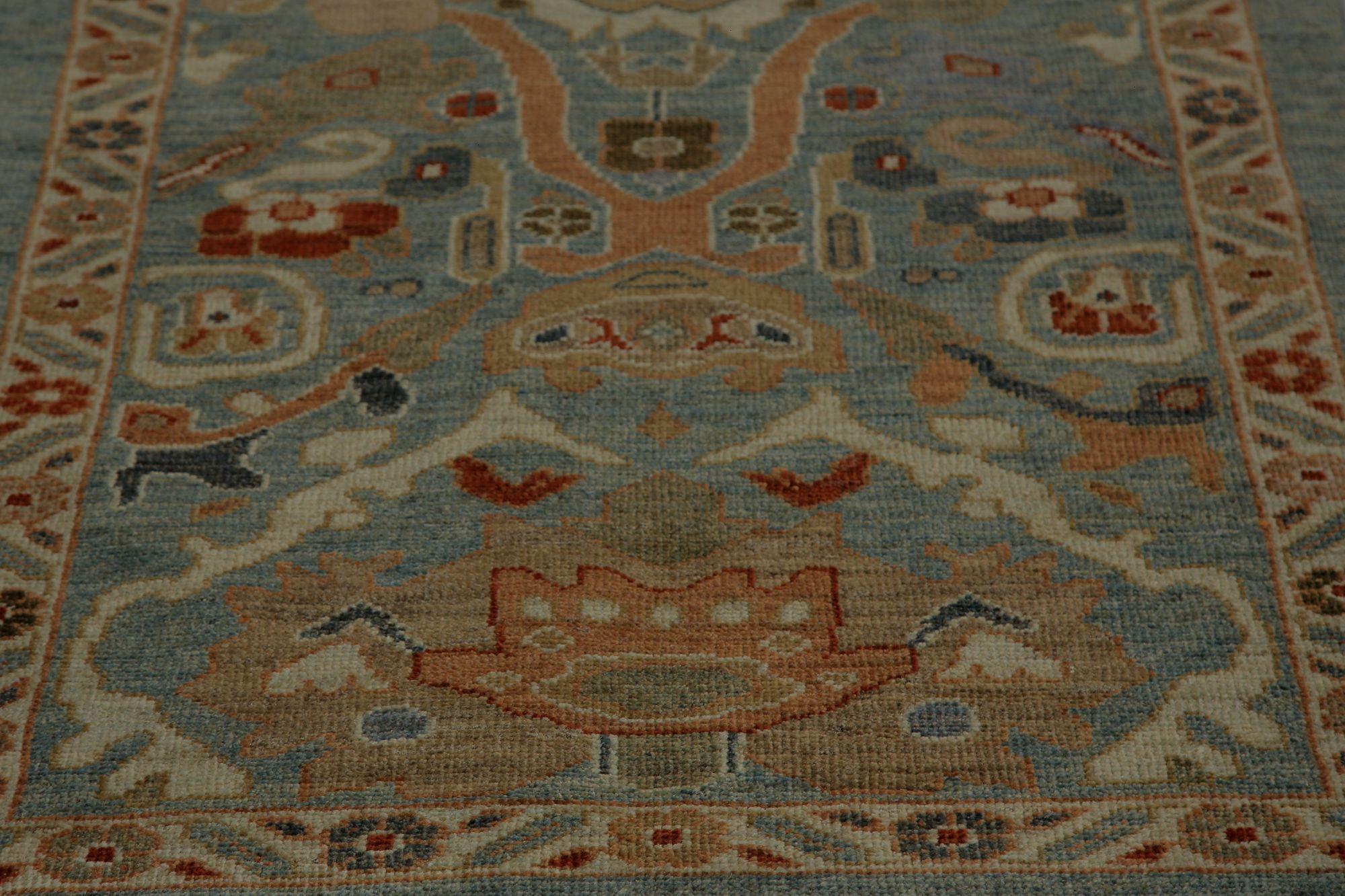 Entdecken Sie die Eleganz des afghanischen Sultanabad-Teppichs mit Läufer um 1990. Dieses exklusive Design aus Wolle und Grau ist perfekt, um Ihren Raum zu verschönern.