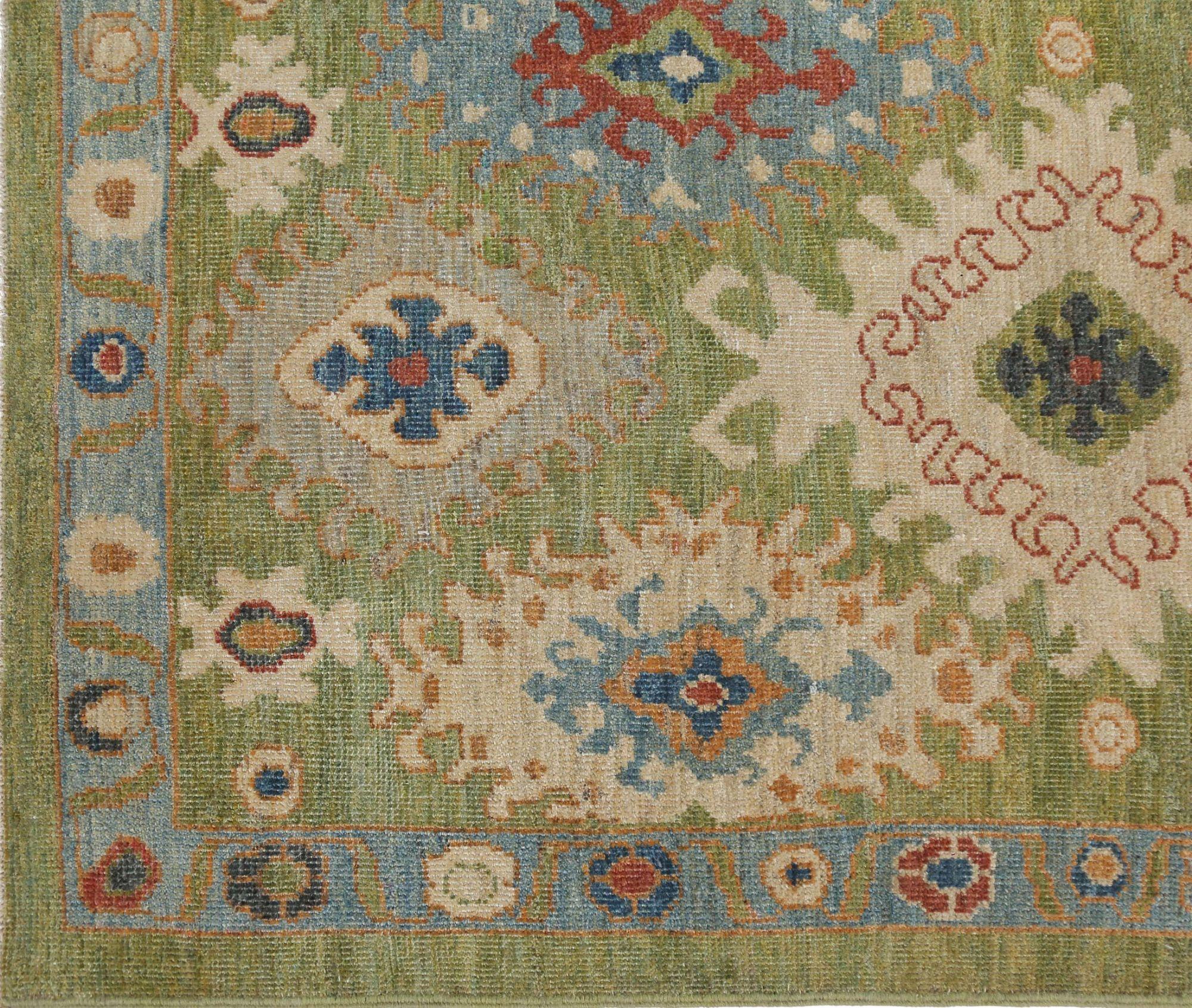 Entdecken Sie die Eleganz des afghanischen Sultanabad-Teppichs mit Läufer um 1990. Dieses exklusive Design aus Wolle und Grün ist perfekt, um Ihren Raum zu verschönern.