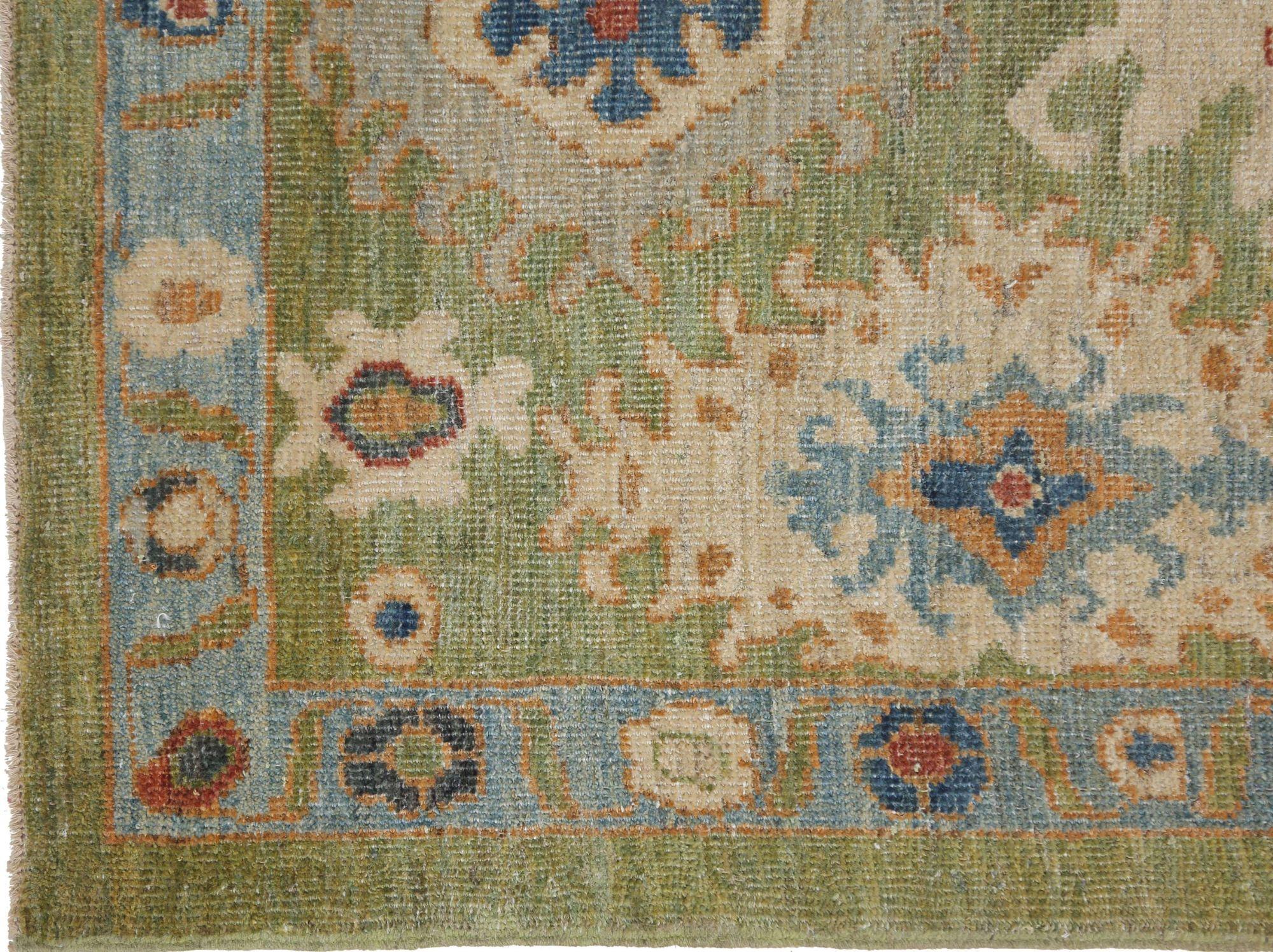Entdecken Sie die Eleganz des afghanischen Sultanabad-Teppichs mit Läufer um 1990. Dieses exklusive Design aus Wolle und Grün ist perfekt, um Ihren Raum zu verschönern.