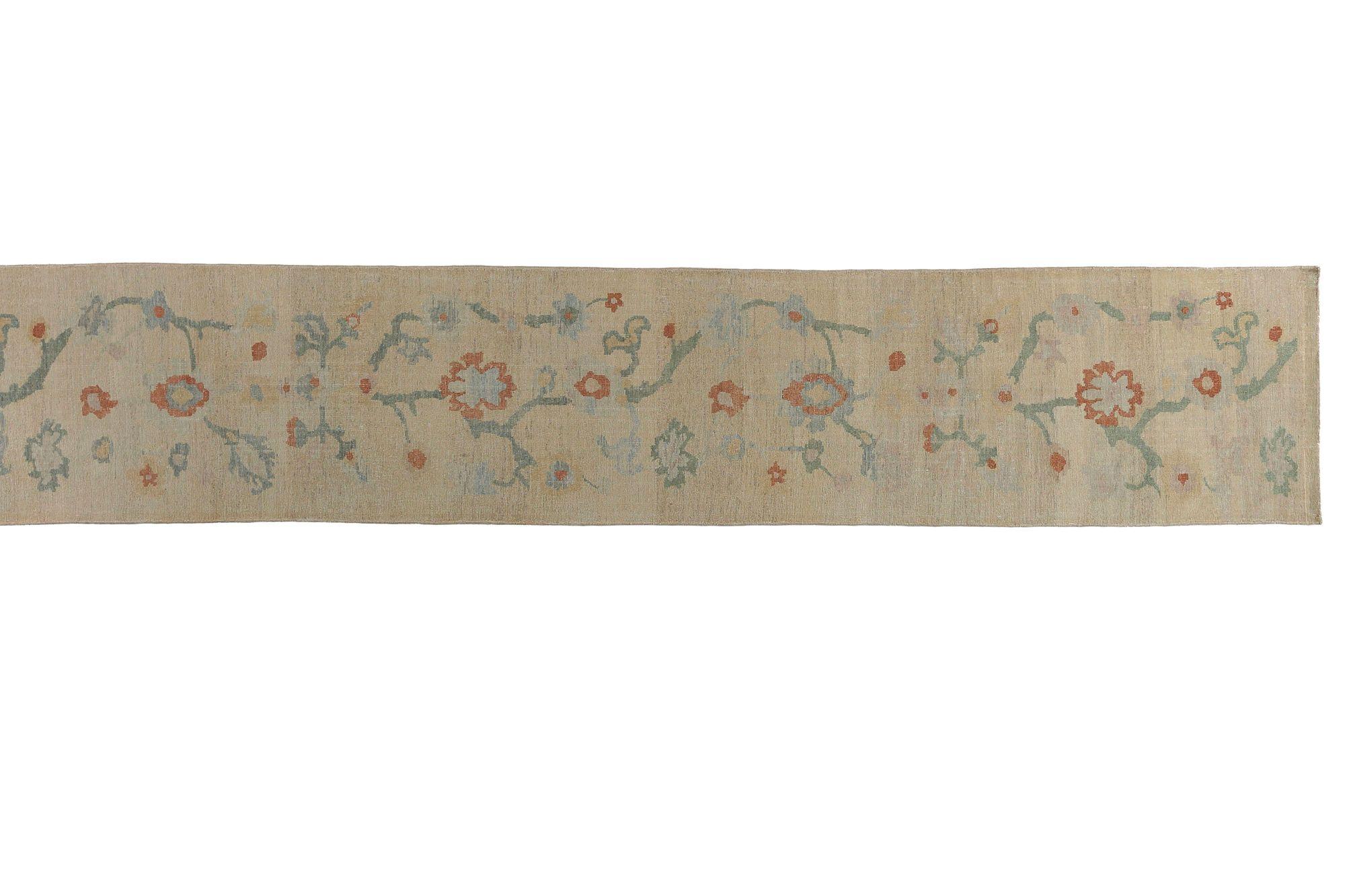 Scopri l'eleganza del Sultanabad Rugs dell'Afghanistan, caratterizzato da un tappeto runner del 1990 circa. Progettato con lana e avorio, questo design esclusivo è perfetto per valorizzare il tuo spazio.