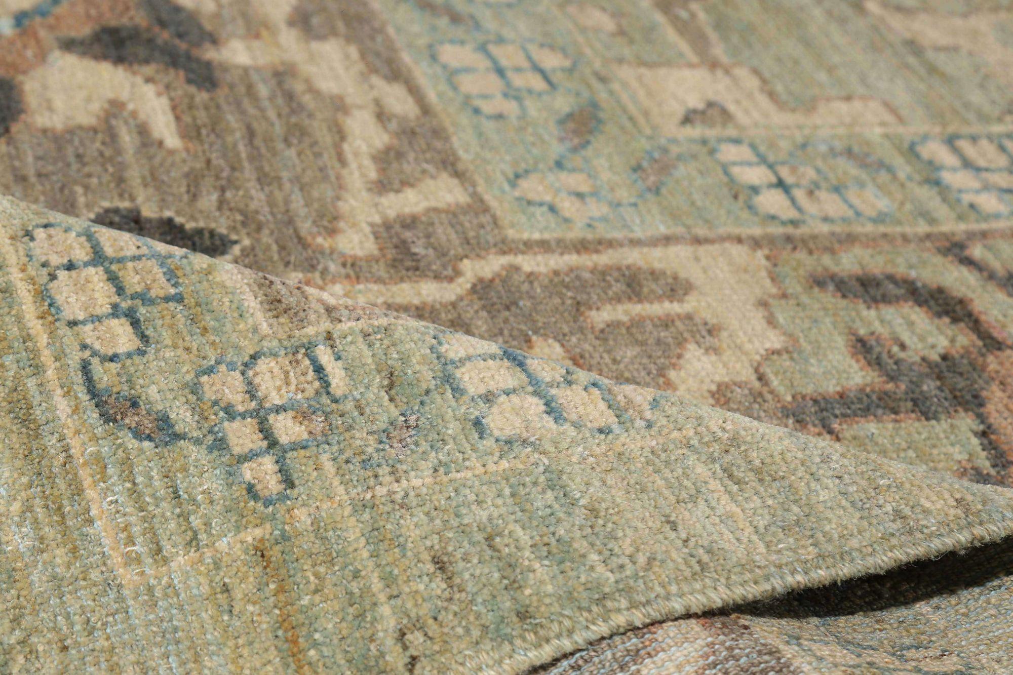 Découvrez l'élégance de l'Afghanistan Sultanabad avec ses tapis carrés de Circa 1990. Conçu avec de la laine et du BlueGreen, ce design exclusif est parfait pour mettre en valeur votre espace.