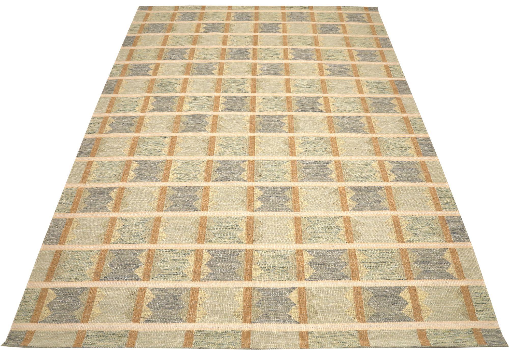 Scopri l'eleganza della Collezione Svedese dell'Afghanistan con i Tappeti per l'Area in CIRCA del 1940. Progettato con lana e blu-verde-avorio, questo design esclusivo è perfetto per valorizzare il tuo spazio.