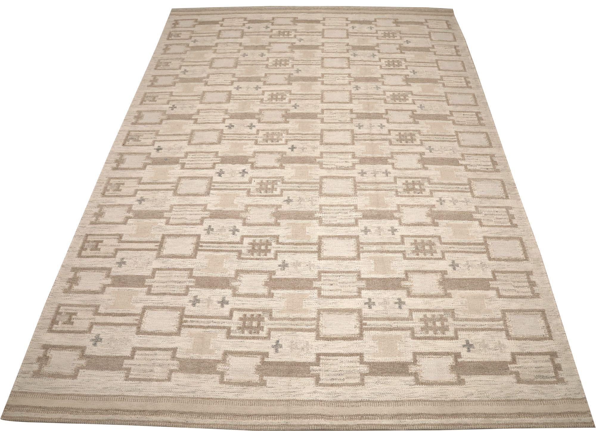 Descubre la elegancia de la Colección Sueca de Afganistán con las alfombras Circa 1990. Diseñado con lana y marrón-marfil- topo, este diseño exclusivo es perfecto para realzar tu espacio.