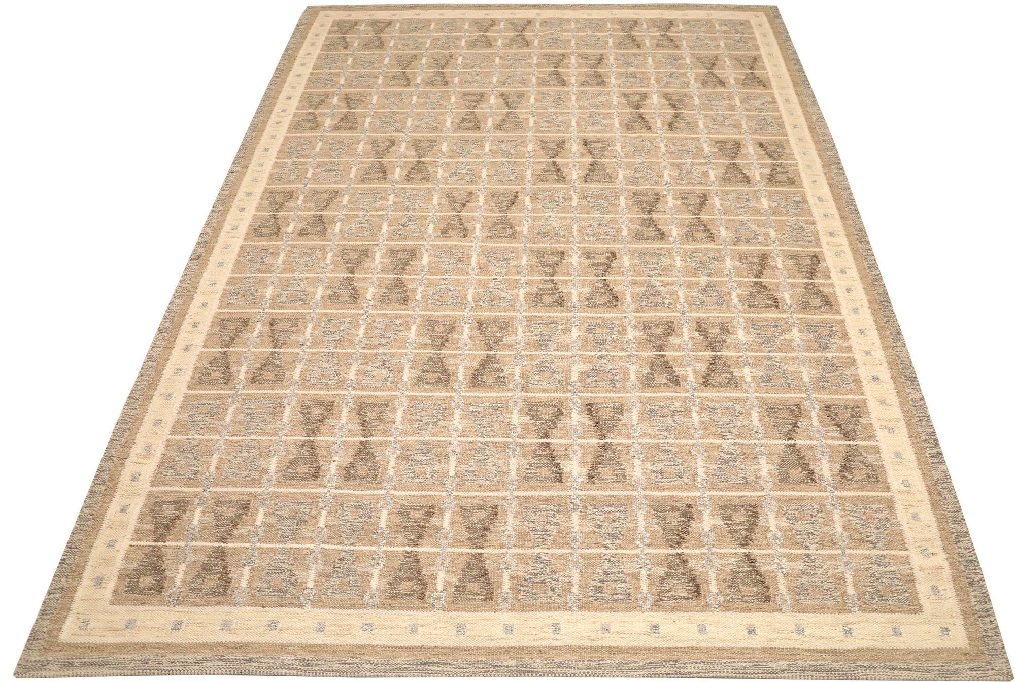 Entdecken Sie die Eleganz der schwedischen Afghanistan Collection mit Teppichen aus der Zeit um 1990. Dieses exklusive Design aus Wolle und Braun-Elfenbein-Taupe ist perfekt, um Ihren Raum zu verschönern.