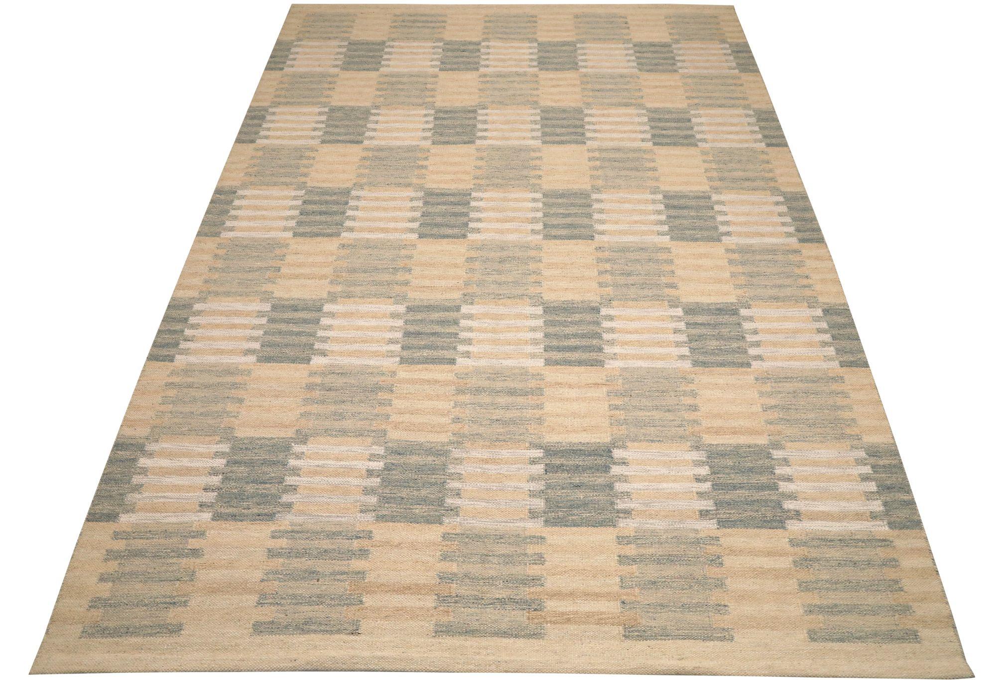 Scopri l'eleganza della Collezione Svedese dell'Afghanistan con i Tappeti per l'Area in CIRCA del 1990. Progettato con lana e grigio-avorio, questo design esclusivo è perfetto per valorizzare il tuo spazio.