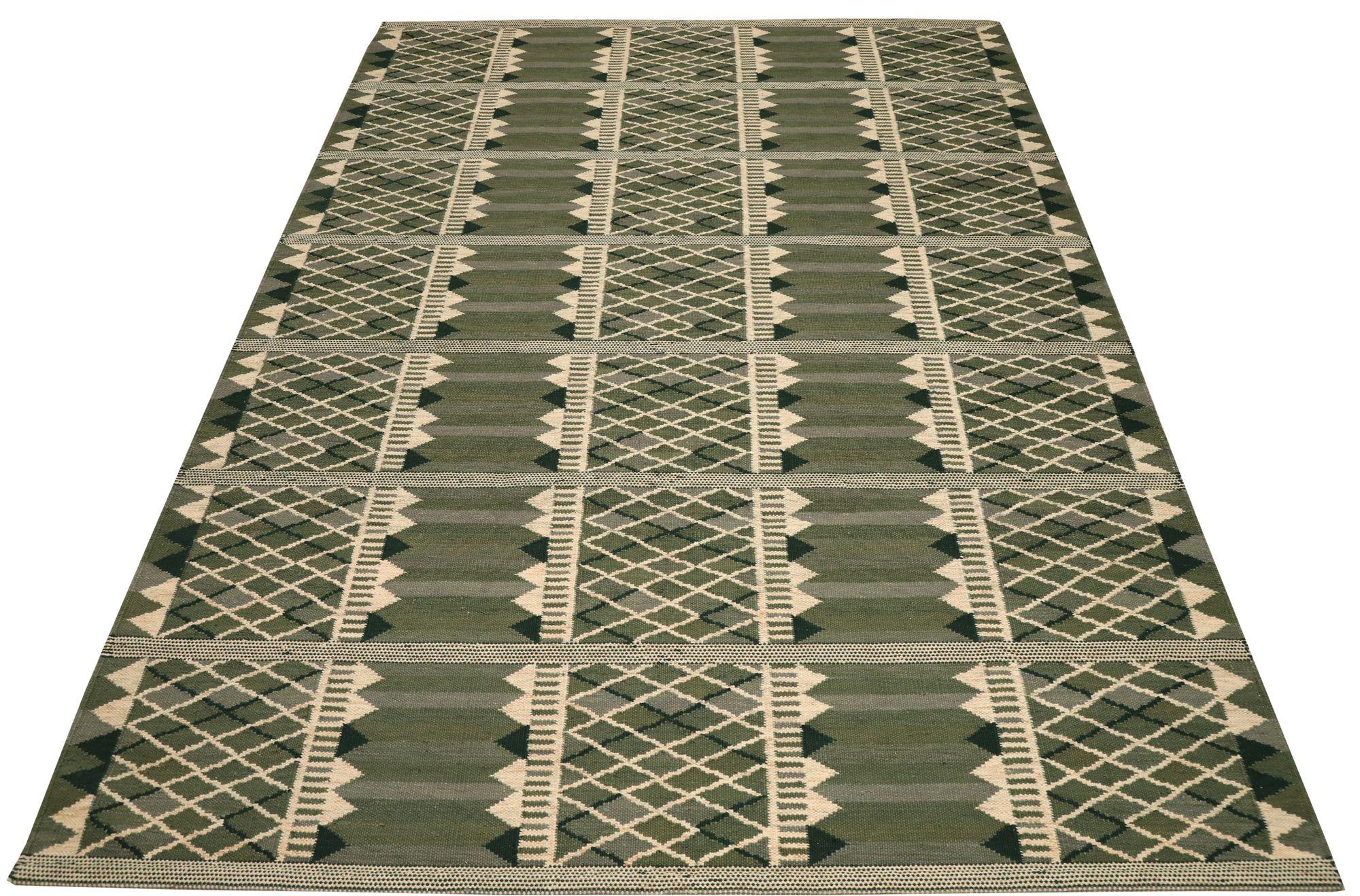 Entdecken Sie die Eleganz der schwedischen Afghanistan Collection mit Teppichen aus der Zeit um 1940. Dieses exklusive Design aus Wolle und GreenIvory ist perfekt, um Ihren Raum zu verschönern.