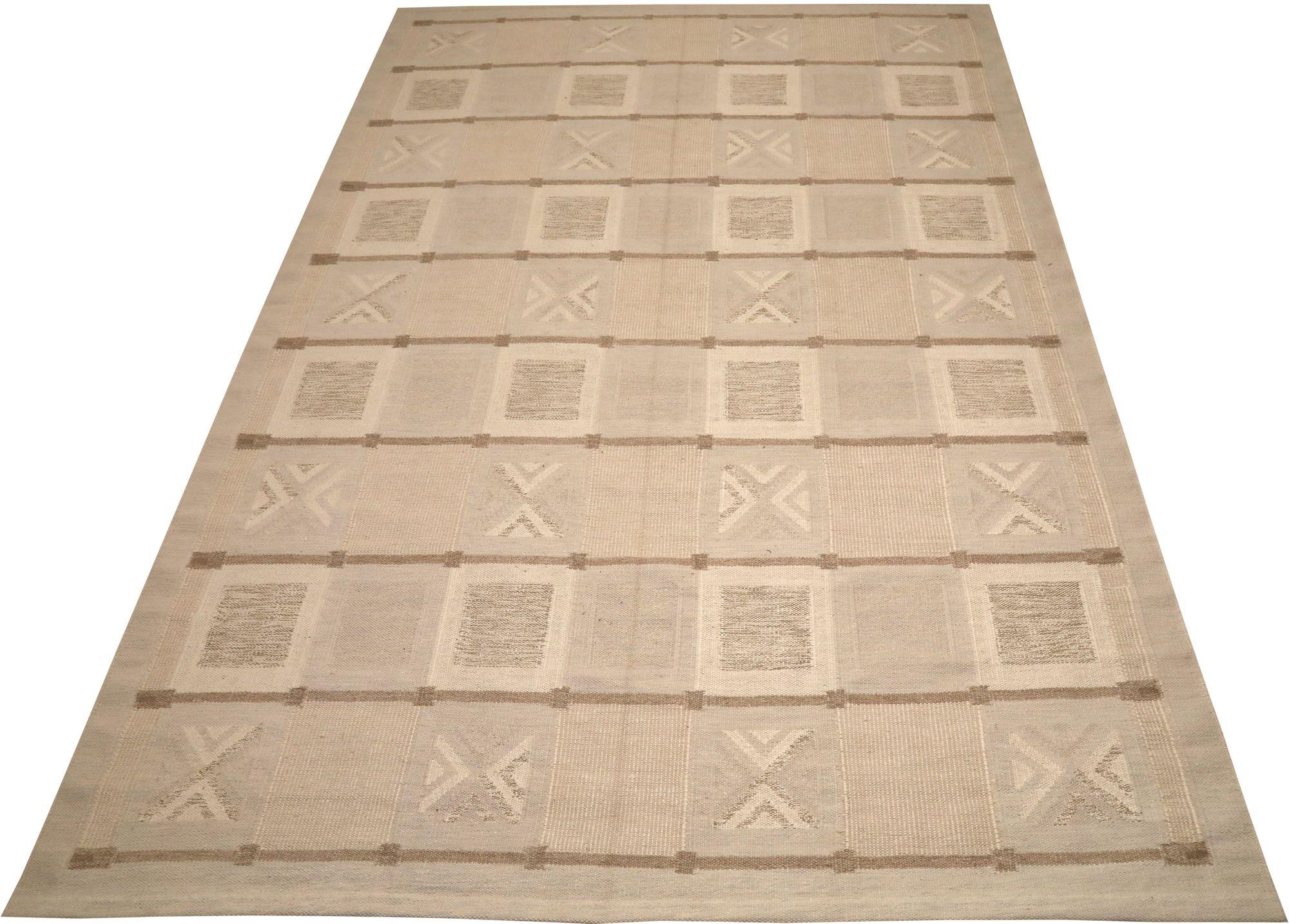 Descubre la elegancia de la Colección Sueca de Afganistán con las alfombras Circa 1990. Diseñado con lana y marfil, este diseño exclusivo es perfecto para realzar tu espacio.