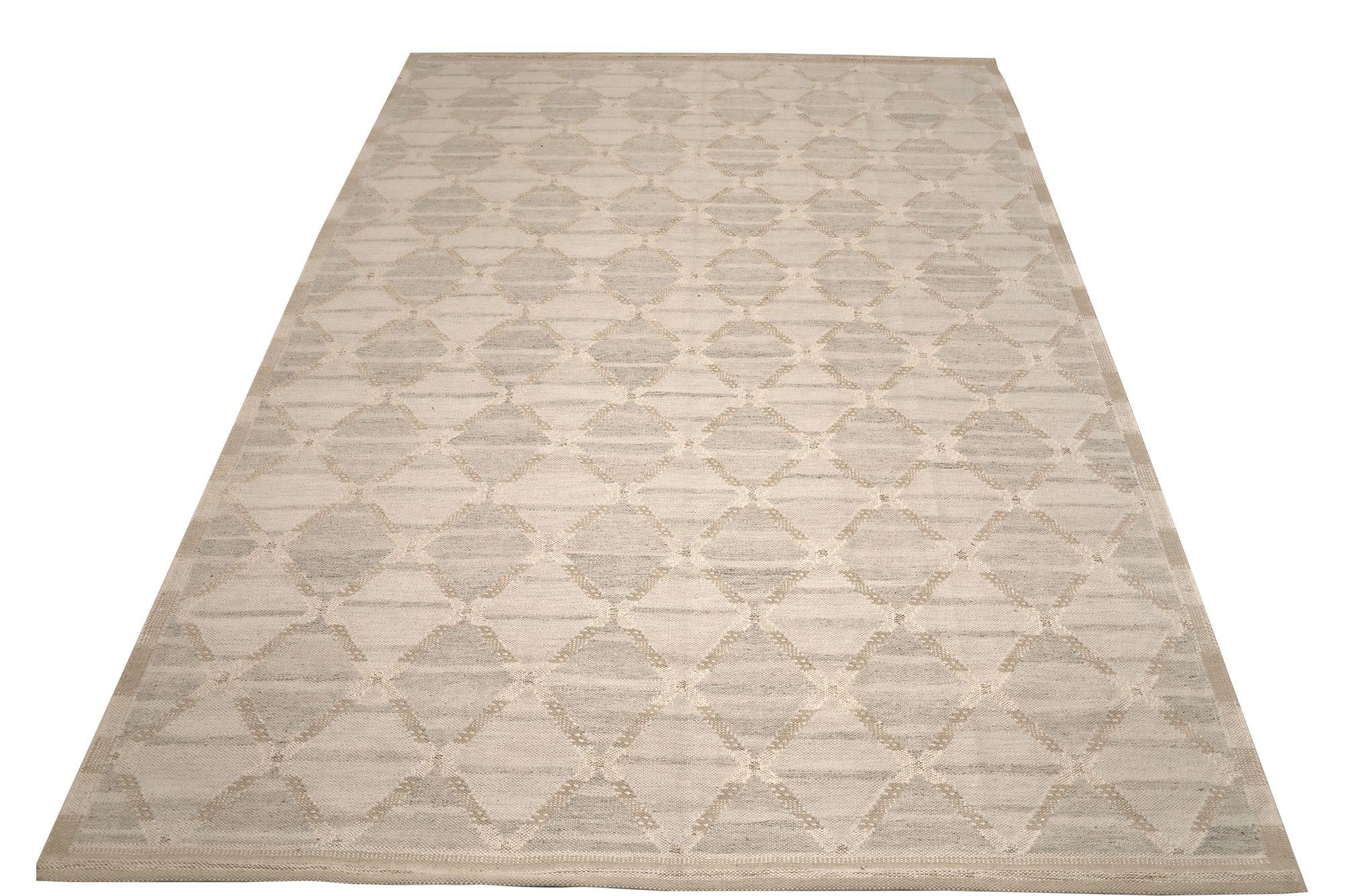 Découvrez l'élégance de la Collection Eleg S de l'Afghanistan, qui comprend des tapis de zone de Circa 1990. Conçu avec de la laine et de l'ivoire, ce design exclusif est parfait pour mettre en valeur votre espace.