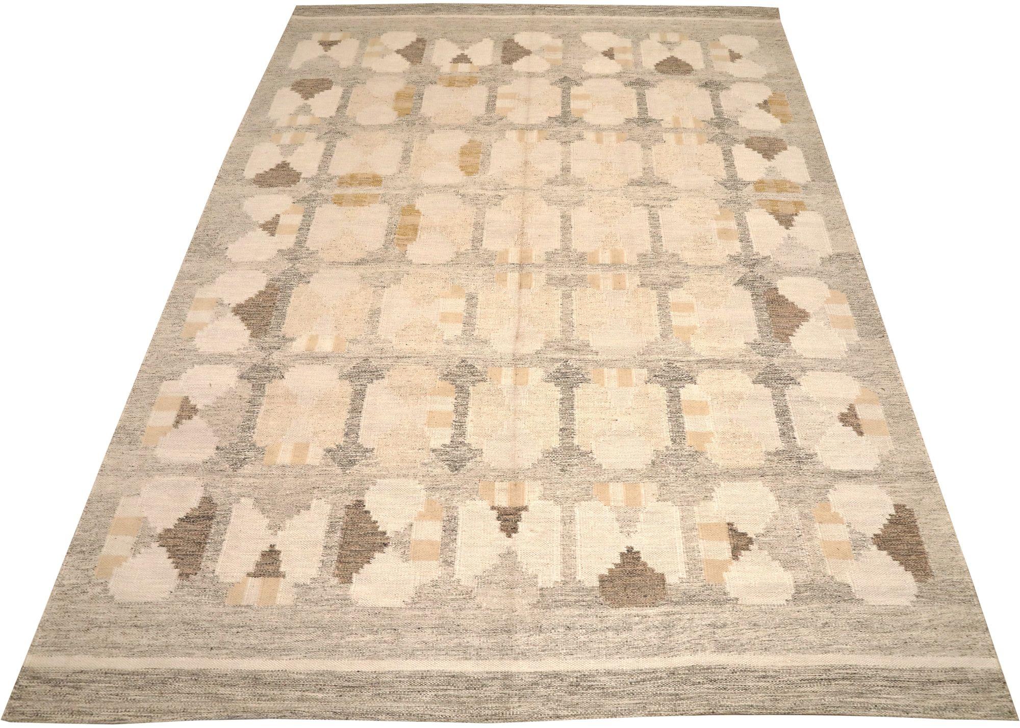 Entdecken Sie die Eleganz der schwedischen Afghanistan Collection mit Teppichen aus der Zeit um 1990. Dieses exklusive Design aus Wolle und Elfenbein ist perfekt, um Ihren Raum zu verschönern.