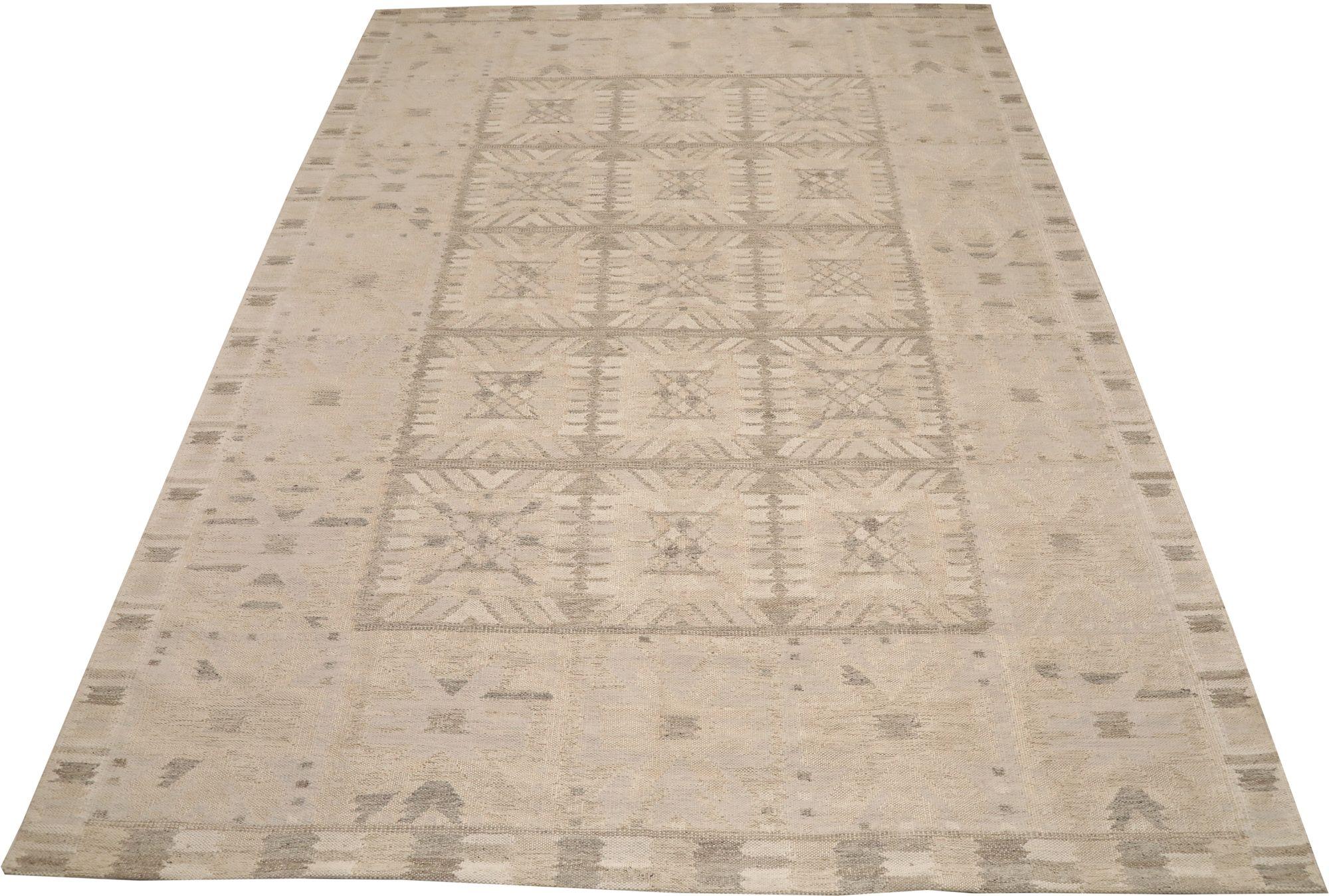 Découvrez l'élégance de la Collection Eleg S de l'Afghanistan, qui comprend des tapis de zone de Circa 1990. Conçu avec de la laine et de l'ivoire, ce design exclusif est parfait pour mettre en valeur votre espace.