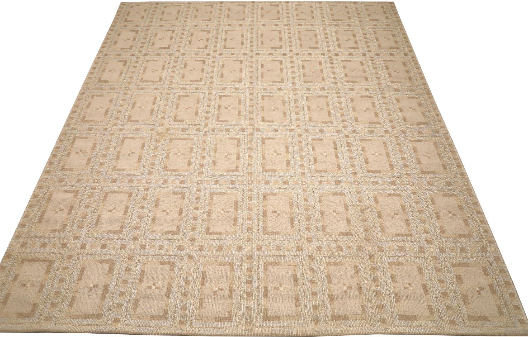 Entdecken Sie die Eleganz der Afghanistan Swedish Collection mit dem Over Size Rug von CIRCA 1990. Dieses exklusive Design aus Wolle und Elfenbein ist perfekt, um Ihren Raum zu verschönern.