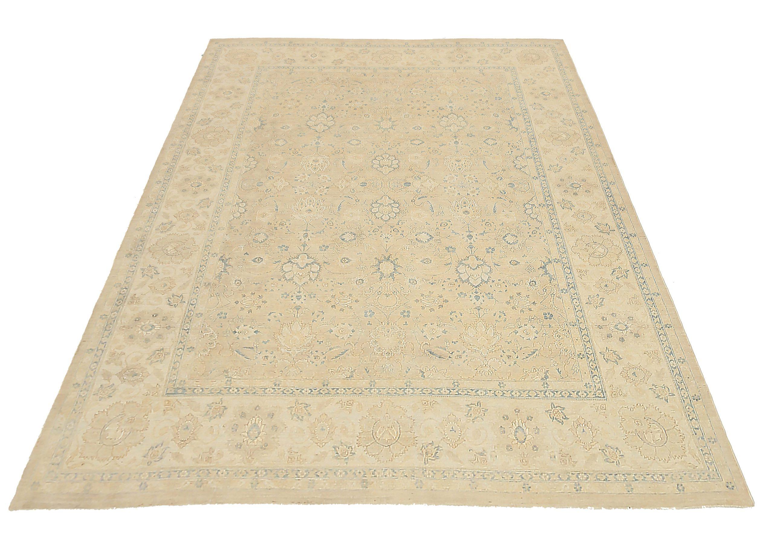 Entdecken Sie die Eleganz von Afghanistan Tabriz mit Teppichen von Circa 1990. Dieses exklusive Design aus Wolle und GrayIvoryTaupe ist perfekt, um Ihren Raum zu verschönern.
