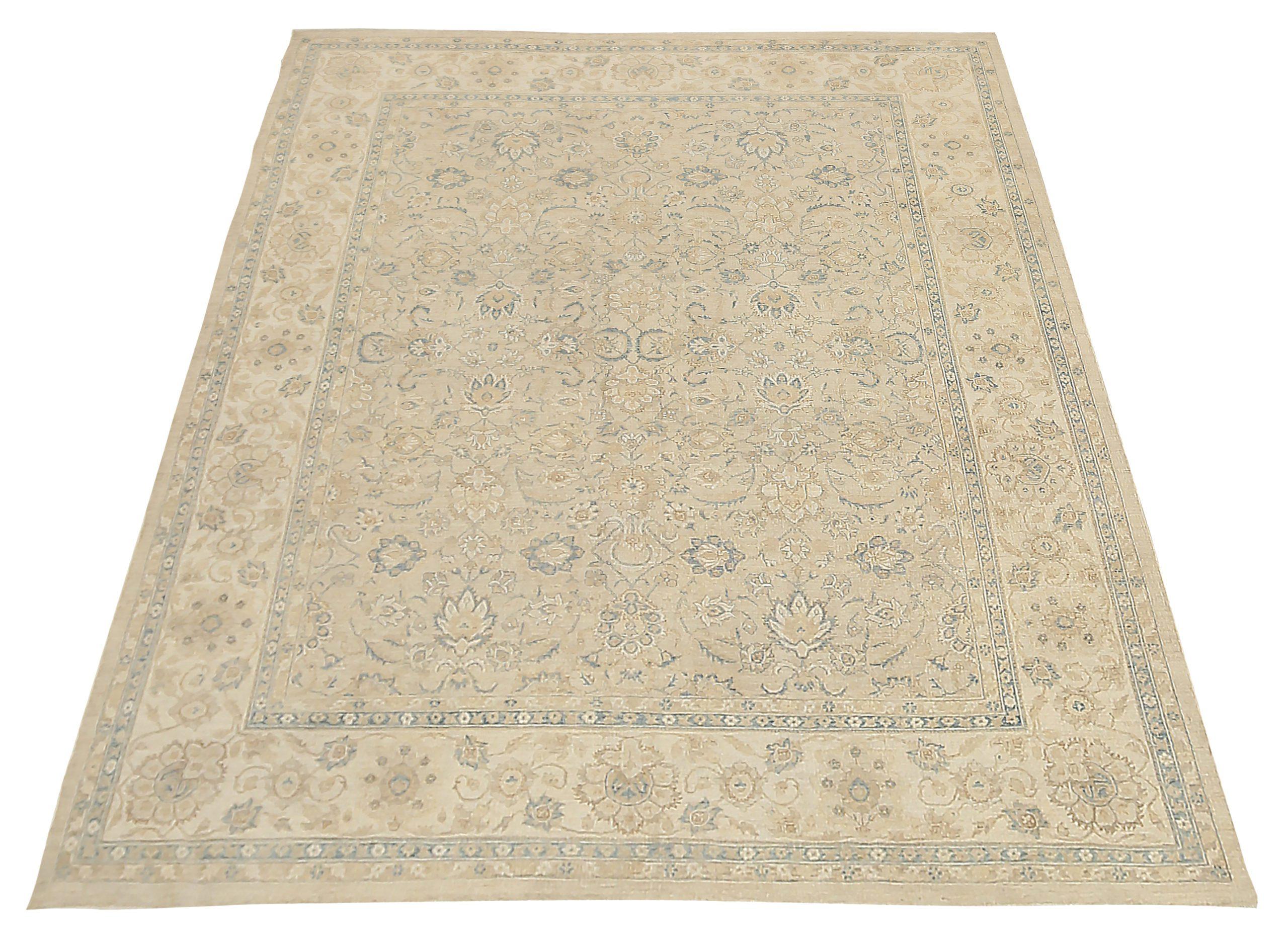 Scopri l'eleganza dell'Afghanistan Tabriz con i tappeti d'area CIRCA 1990. Progettato con lana e IvoryTaupe, questo design esclusivo è perfetto per valorizzare il tuo spazio.