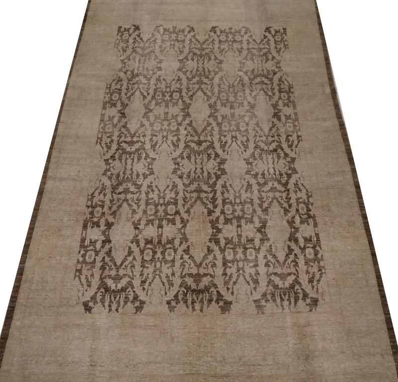 Scopri l'eleganza dell'Afghanistan Tabriz con i tappeti d'area CIRCA 1990. Progettato in lana e marrone-avorio, questo design esclusivo è perfetto per valorizzare il tuo spazio.
