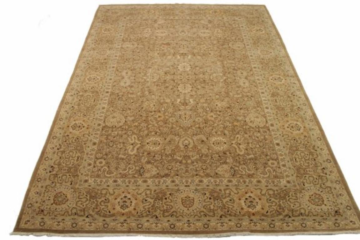 Scopri l'eleganza dell'Afghanistan Tabriz con i tappeti d'area CIRCA 1990. Progettato in lana e marrone-avorio, questo design esclusivo è perfetto per valorizzare il tuo spazio.