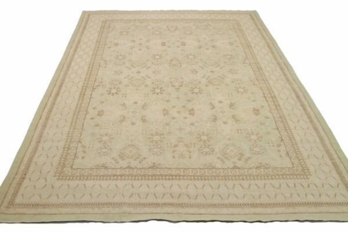 Entdecken Sie die Eleganz von Afghanistan Tabriz mit Teppichen von Circa 1990. Dieses exklusive Design aus Wolle und Braun-Elfenbein ist perfekt, um Ihren Raum zu verschönern.