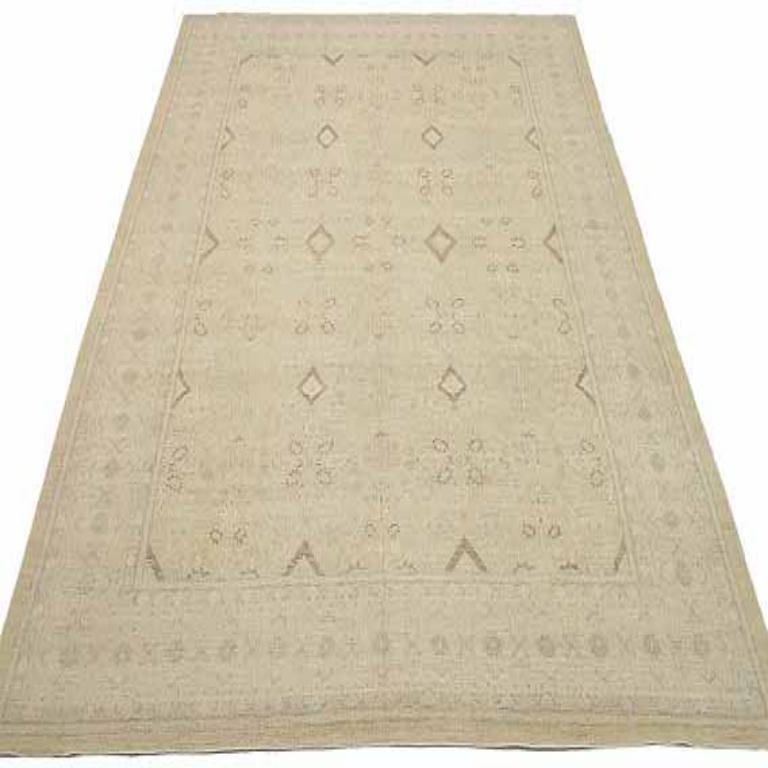 Découvrez l'élégance de l'Afghanistan Tabriz, avec des tapis de zone datant de 1990. Conçu avec de la laine et du jaune brun-ivoire, ce design exclusif est parfait pour mettre en valeur votre espace.